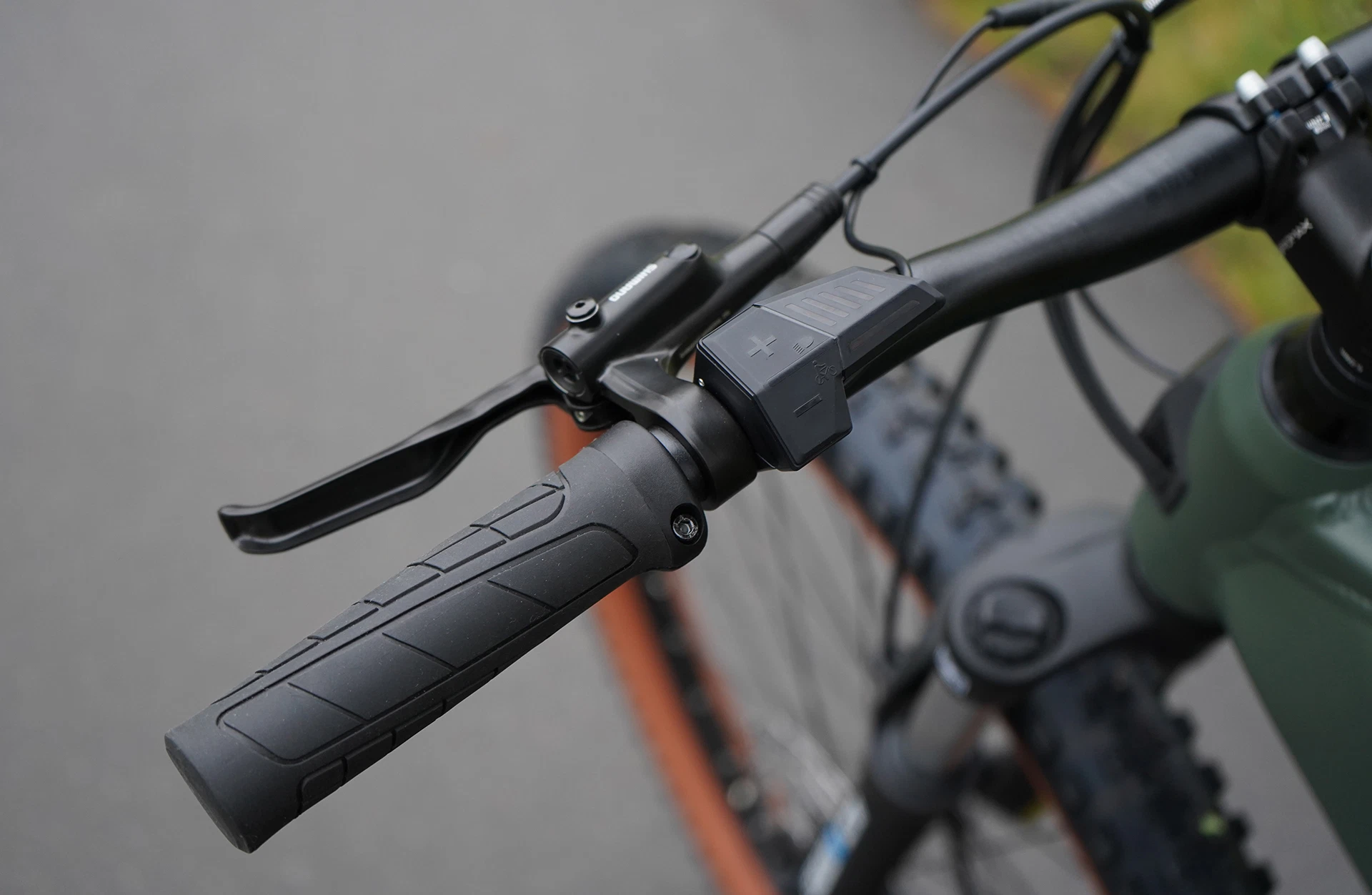 Linker Lenkergriff Prophete E-MTB samt ergonomischem Griff, Bremshebel und Bedieneinheit zur Steuerung der Motorunterstützung