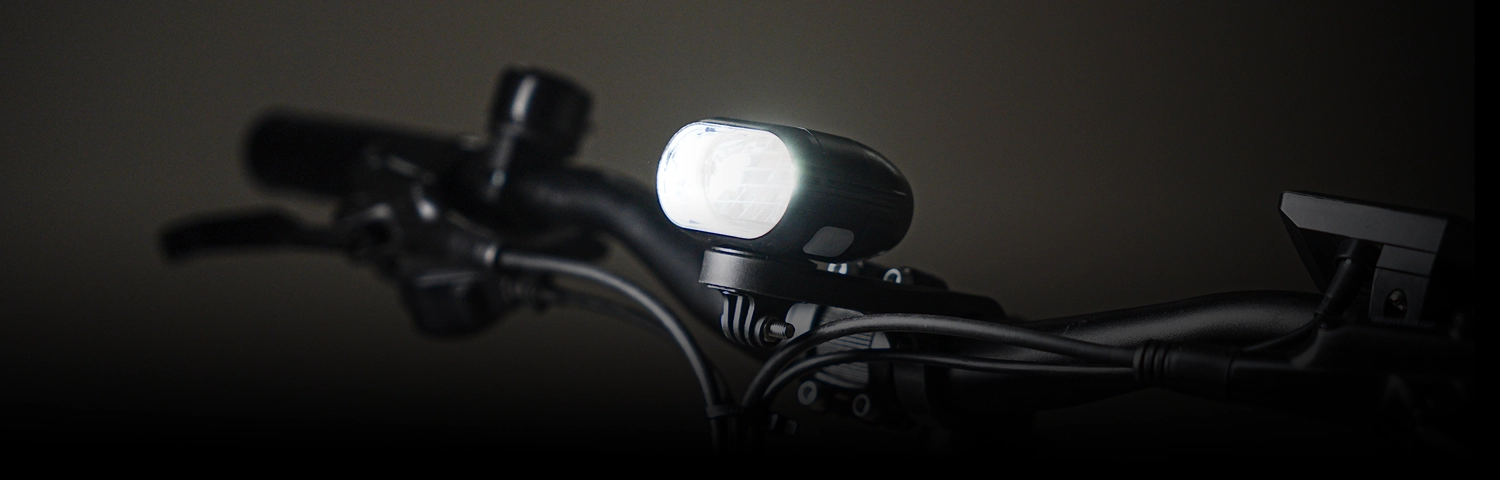 Fahrradlenker mit eingeschaltetem Frontlicht – sichere Beleuchtung für Fahrten bei Dunkelheit