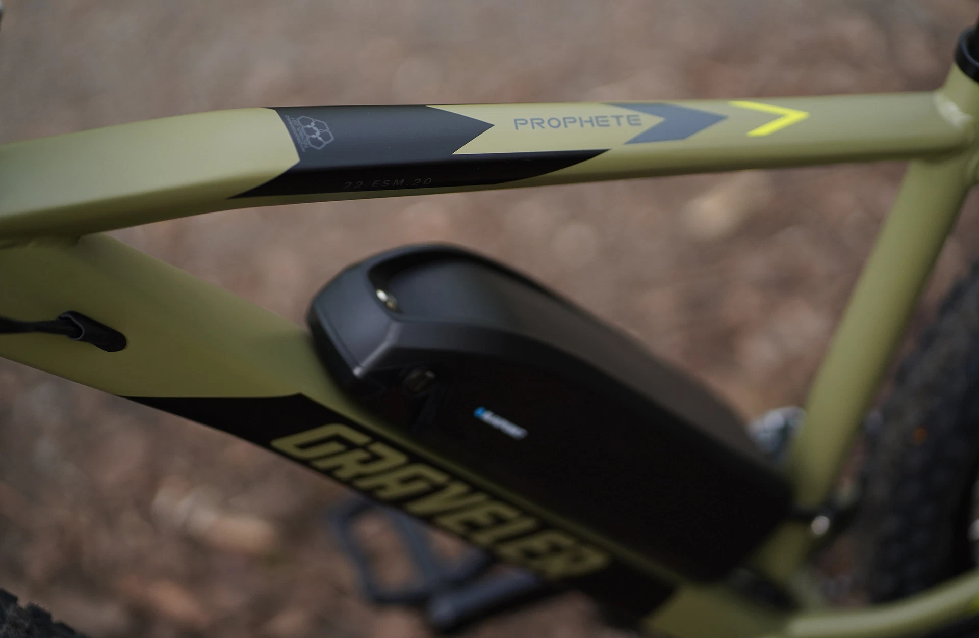 Bildausschnitt Detailansicht Hardtail Rahmen mit Downtube Akku vor unscharfem Waldhintergrund