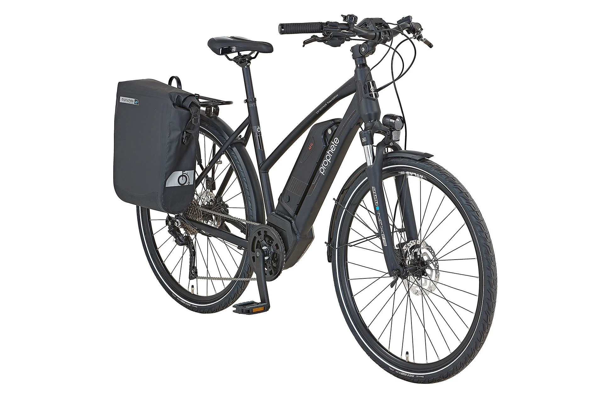 Vollansicht diagonalProphete Entdecker Power Edition E-Bike mit Tasche und Trapezrahmen vor weißem Hintergrund
