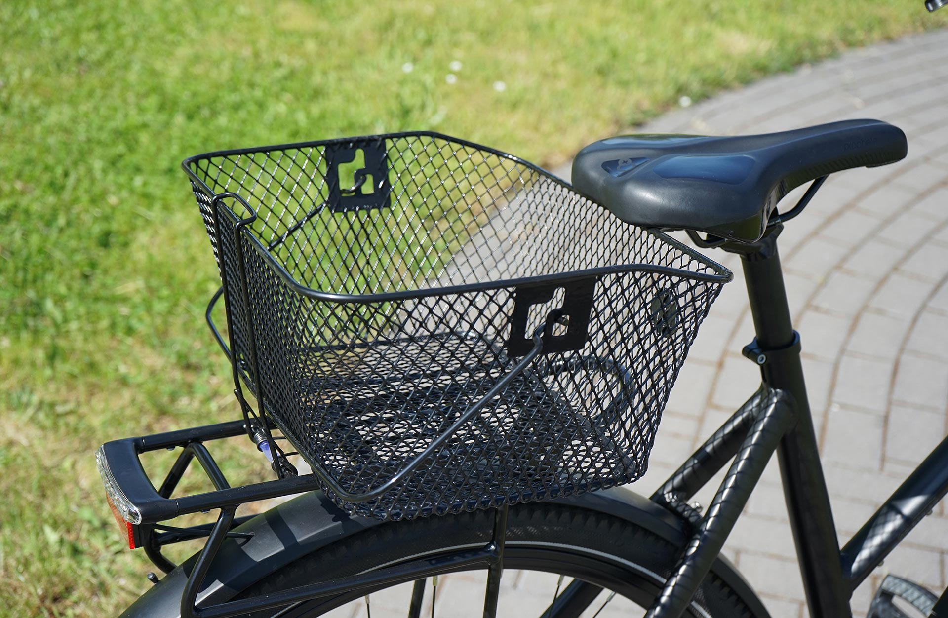 Fahrradkorb schwarz auf Gepäckträger - seitliche Detailansicht  im Freien