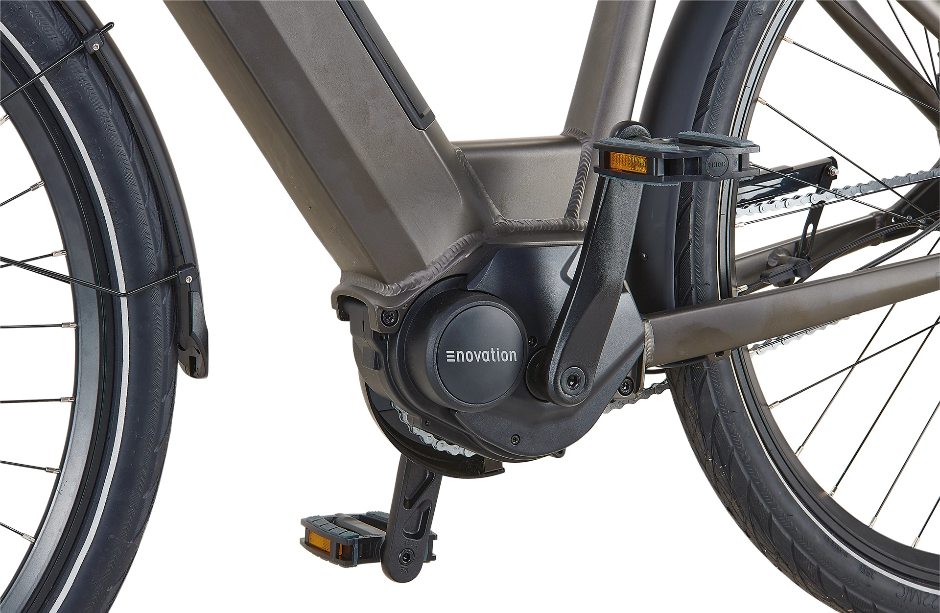 Bildausschnitt Detailansicht Mittelmotor im Fokus mit Pedalen und Rahmen im Anschnitt vor weißem Hintergrund