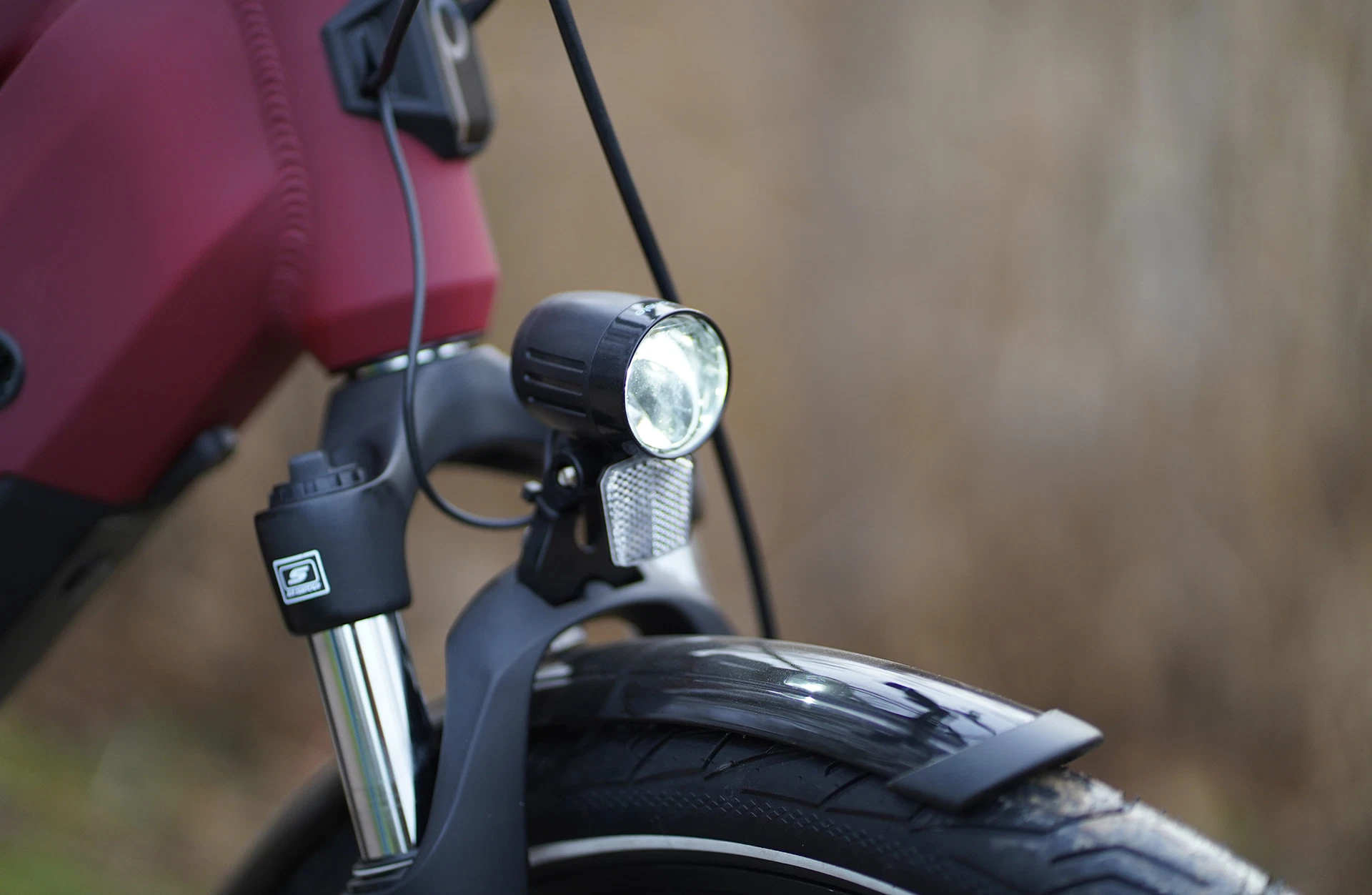 Bildausschnitt Detailansicht Scheinwerfer und Steuerrohr im Vordergrund vor unscharfem Hintergund