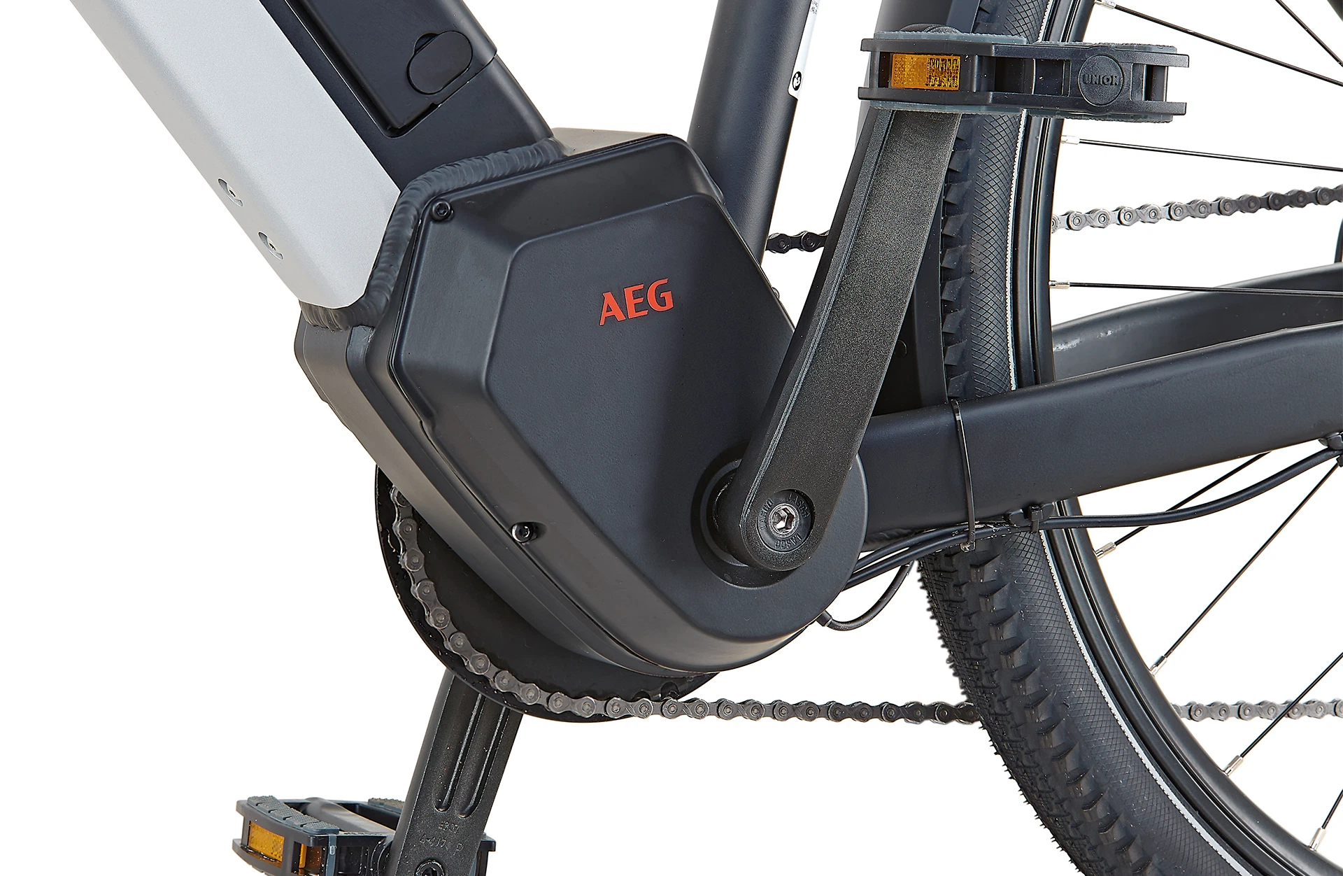 Bildausschnitt Detailaufnahme AEG Mittelmotor mit Kurbelgarnitur und Pedalen vor weißem Hintergrund