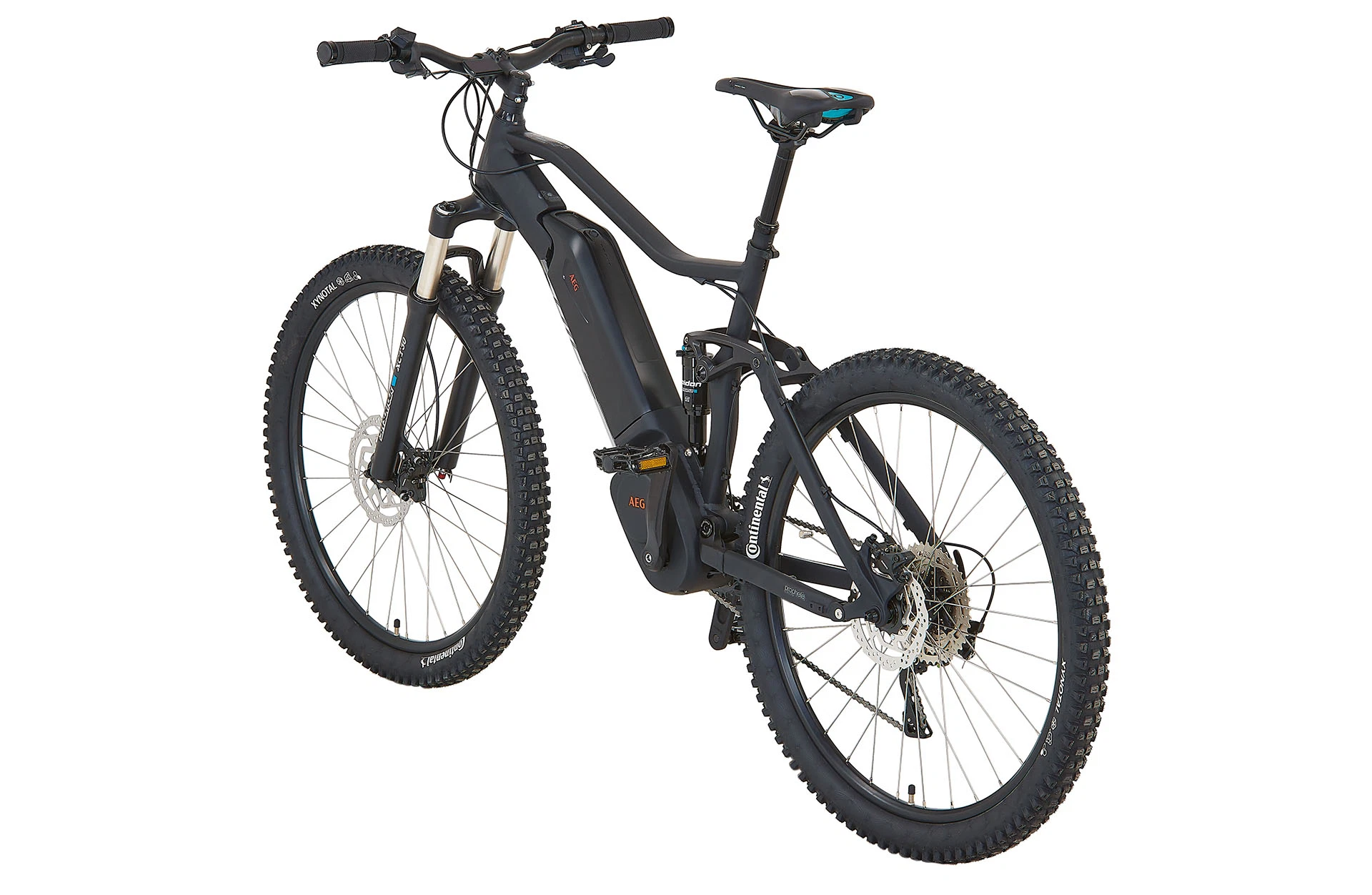 Vollansicht diagonal von hinten fotografiert Prophete DICE E-MTB Fully mit Akku am Unterrohr vor weißem Hintergrund