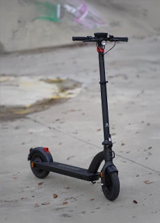 Urbanicer E-Scooter in Schwarz auf Betonfläche