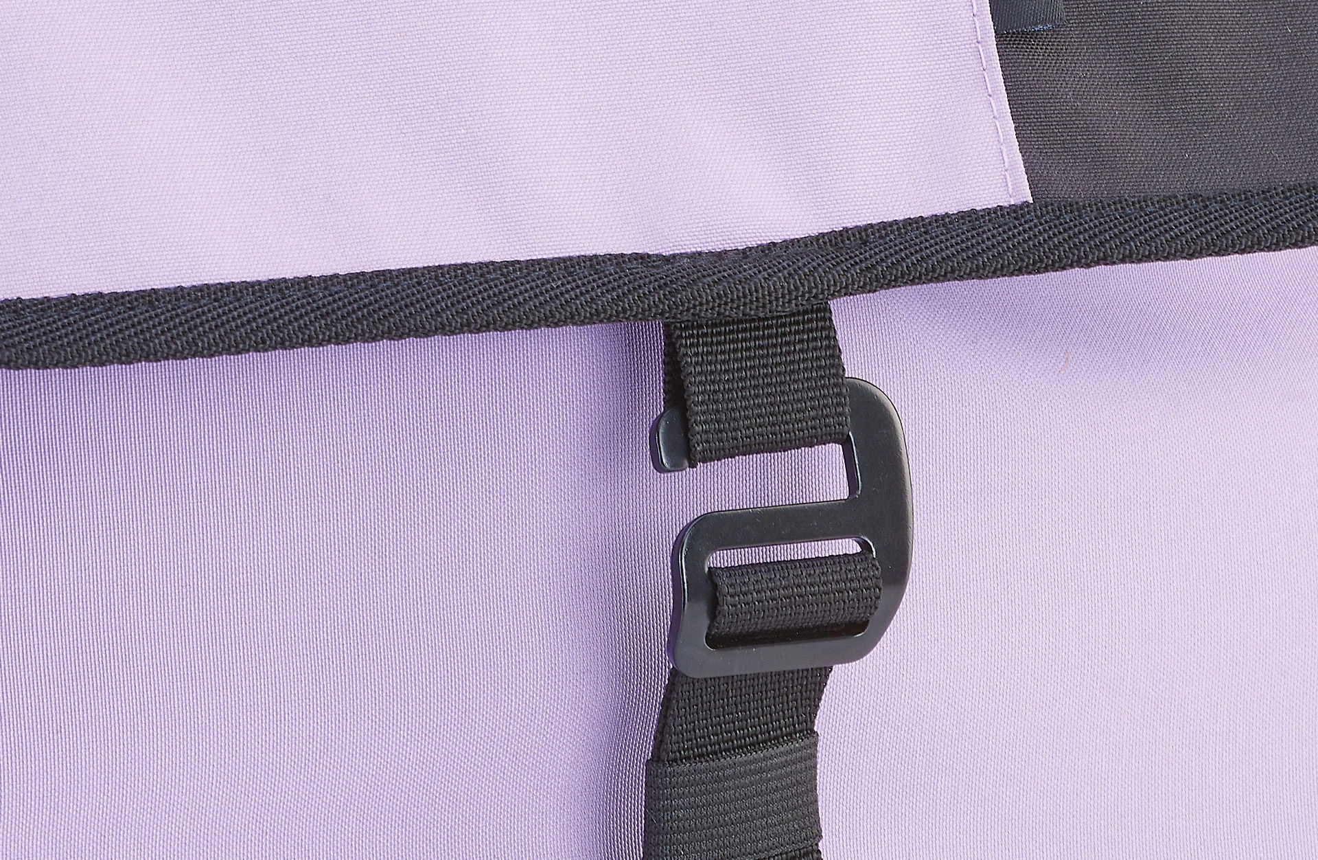 Detailansicht Verschluss Packtasche in lila mit schwarzen Applikationen