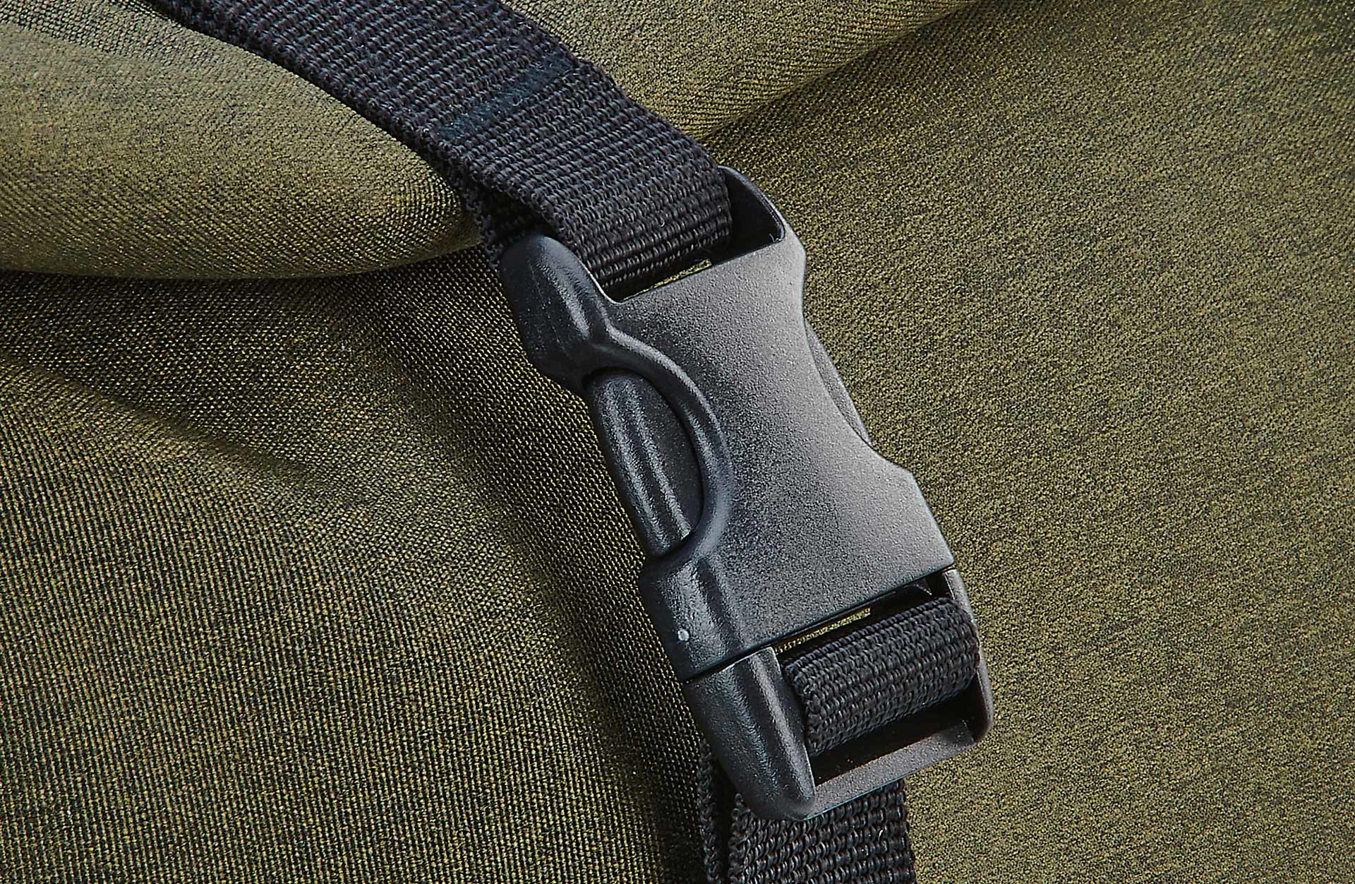 Detailansicht Schnalle der olivgrünen Packtasche