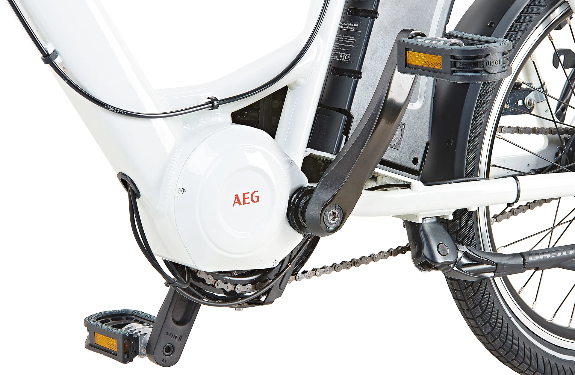 Bildausschnitt Detailansicht AEG Mittelmotor mit Kurbelgarnitur und Pedalen, sowie Hinterrad im Anschnitt vor weißem Hintergrund