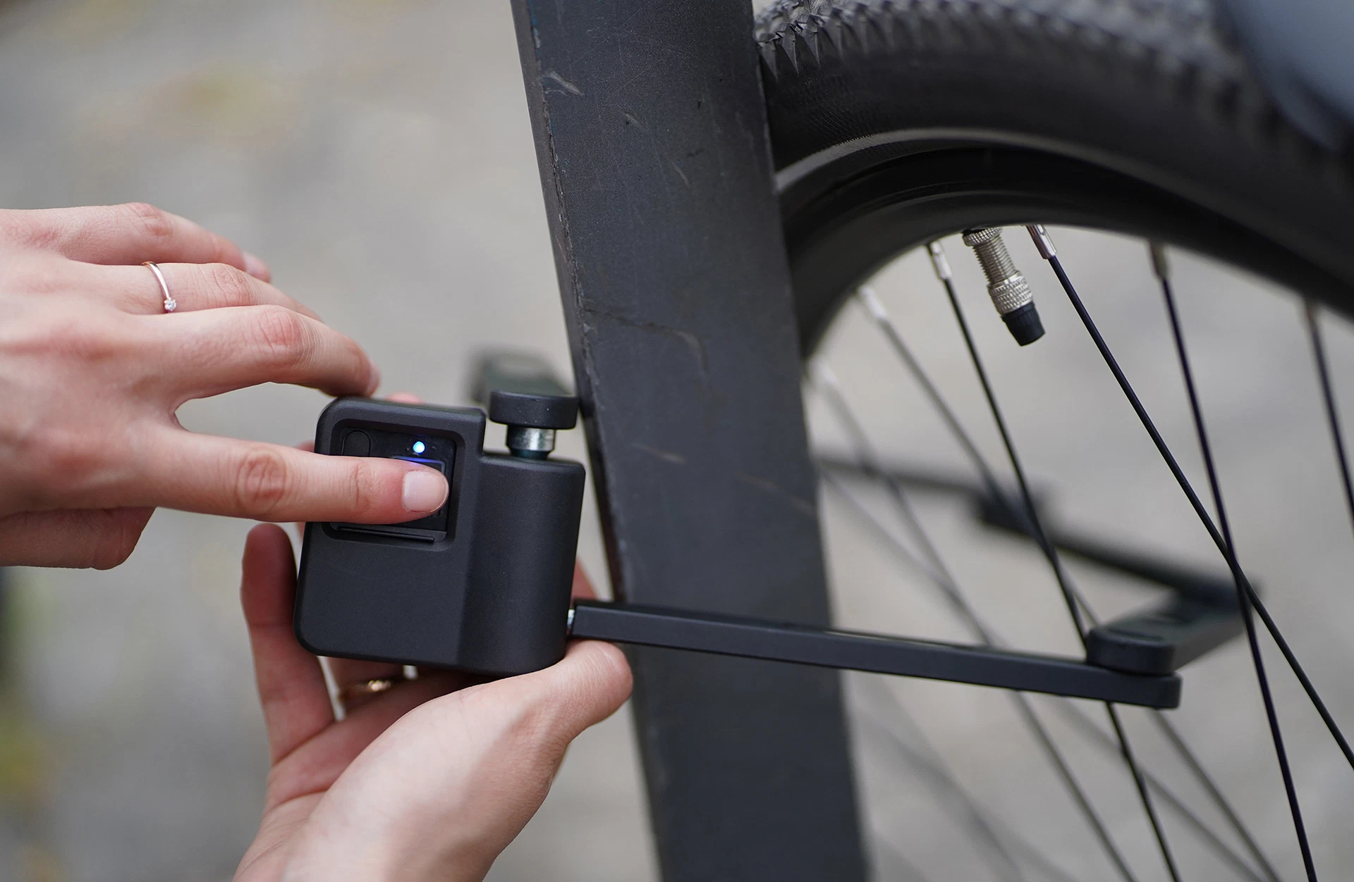 Faltschloss wird mit Fingerabdrucksensor an Rad abgeschlossen