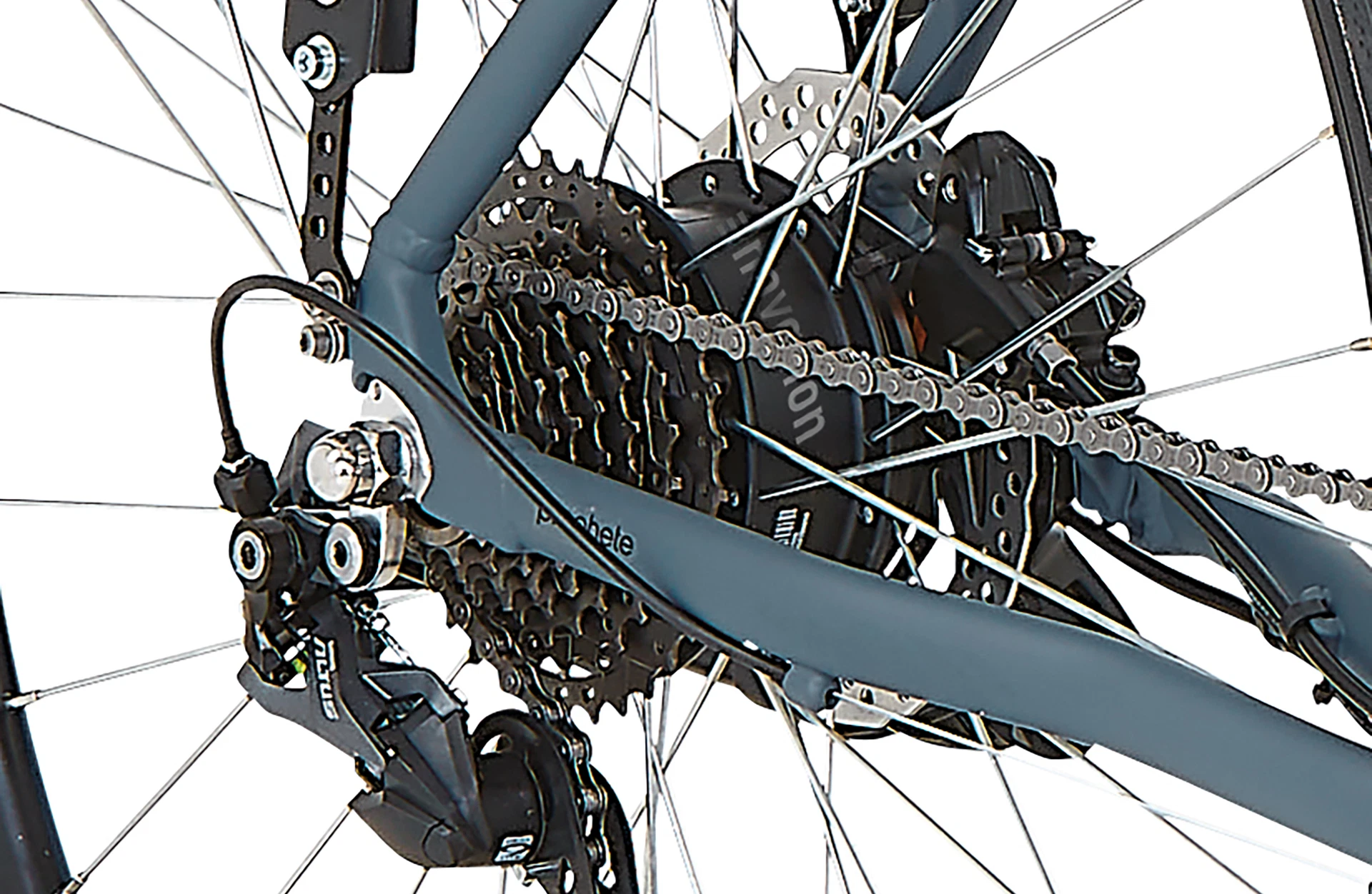 Bildausschnitt Detailansicht Heckmotor am Hinterrad vor weißem Hintergrund