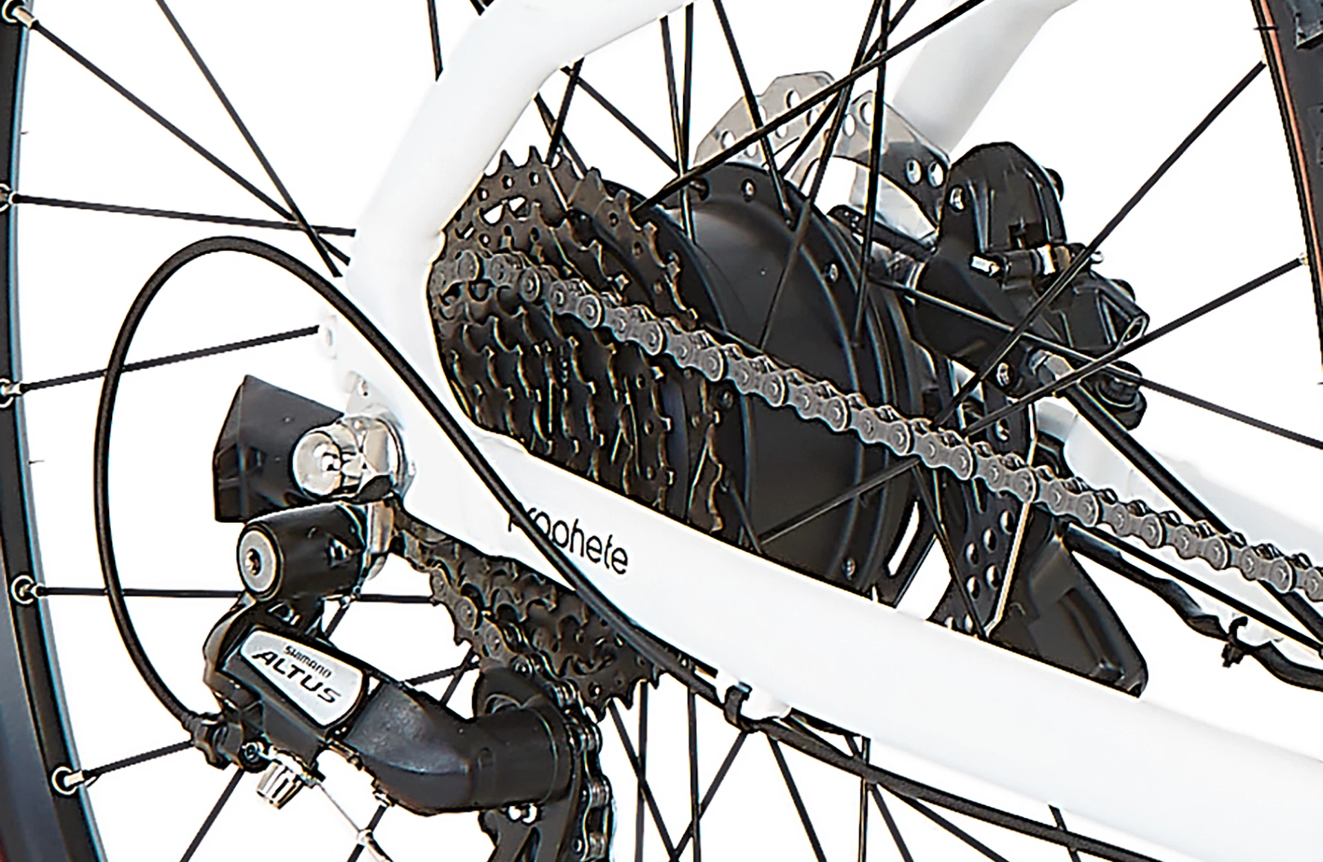 Bildausschnitt Detailansicht Heckmotor am Hinterrad mit Shimano Schaltwerk vor weißem Hintergrund