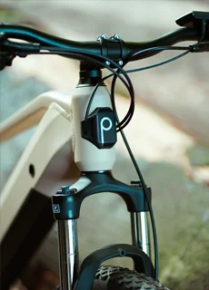 Nahaufnahme des Fahrrad-Vorbaus mit Frontfederung