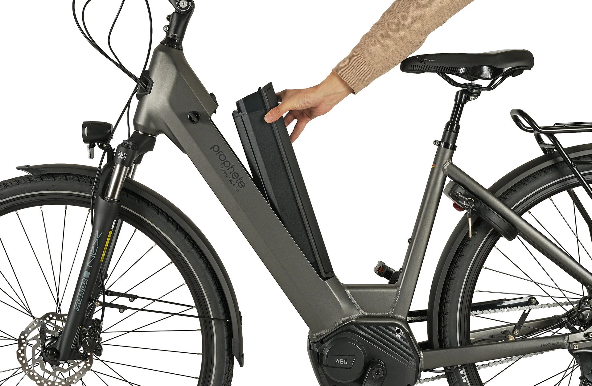 Geniesser 3.0 grau City E-Bike - Detailansicht Akkuentnahme auf weißem Grund