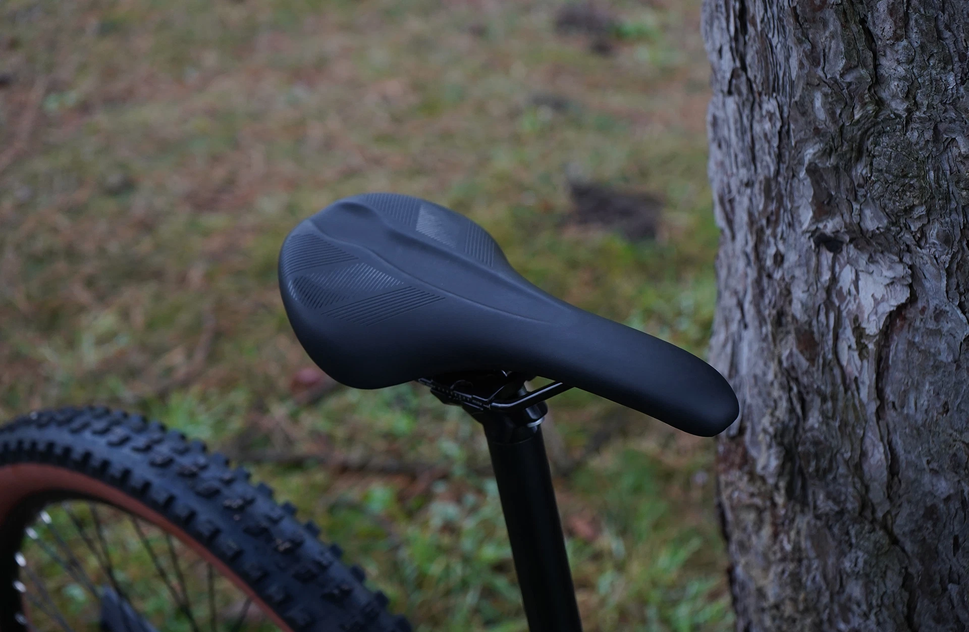 Sattel Prophete E-MTB mit sportlichem, ergonomischem design und leicht strukturierter Oberfläche