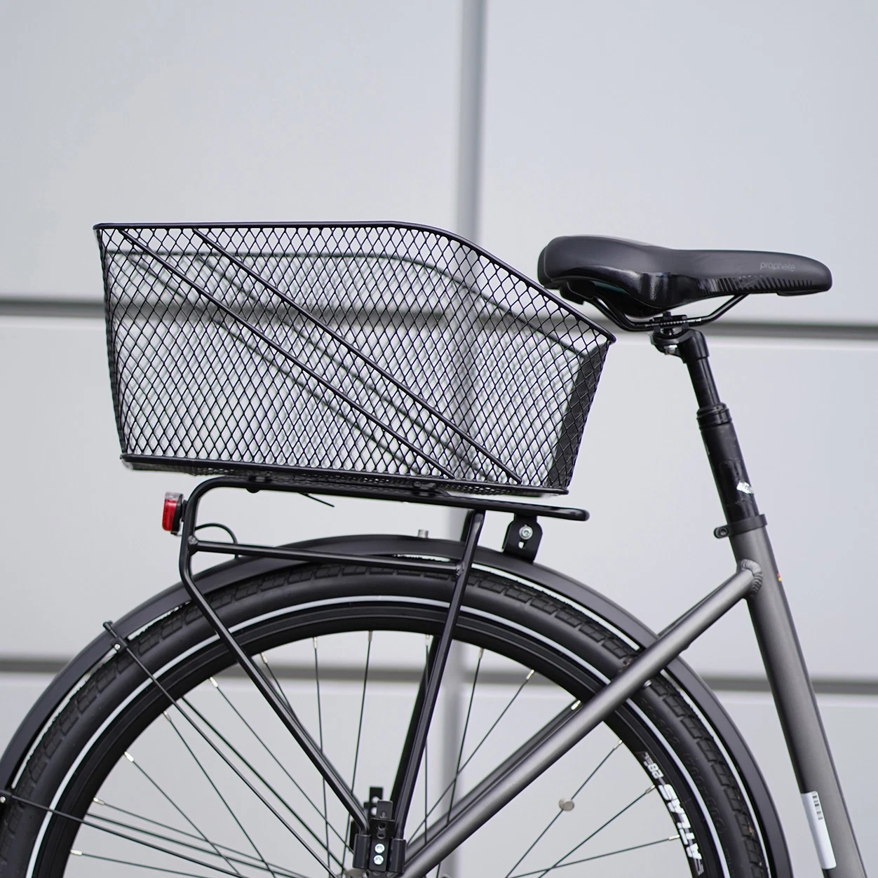 Fahrradkorb XXL an Fahrrad montiert - seitliche Ansicht
