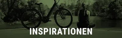 Frau entspannt auf einem Steg am See, neben ihr ein E-Bike, vorne der Schriftzug ‚Inspirationen‘