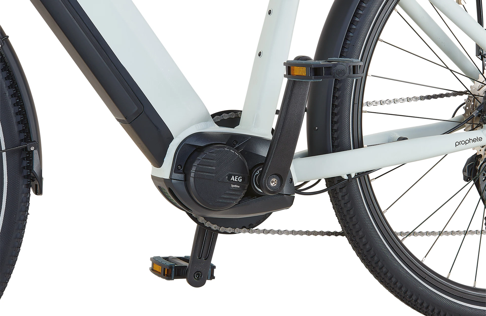 Nahansicht Prophete AEG-Mittelmotor samt Pedalarm und teilintegriertem Akku am weißen E-Bike-Rahmen 