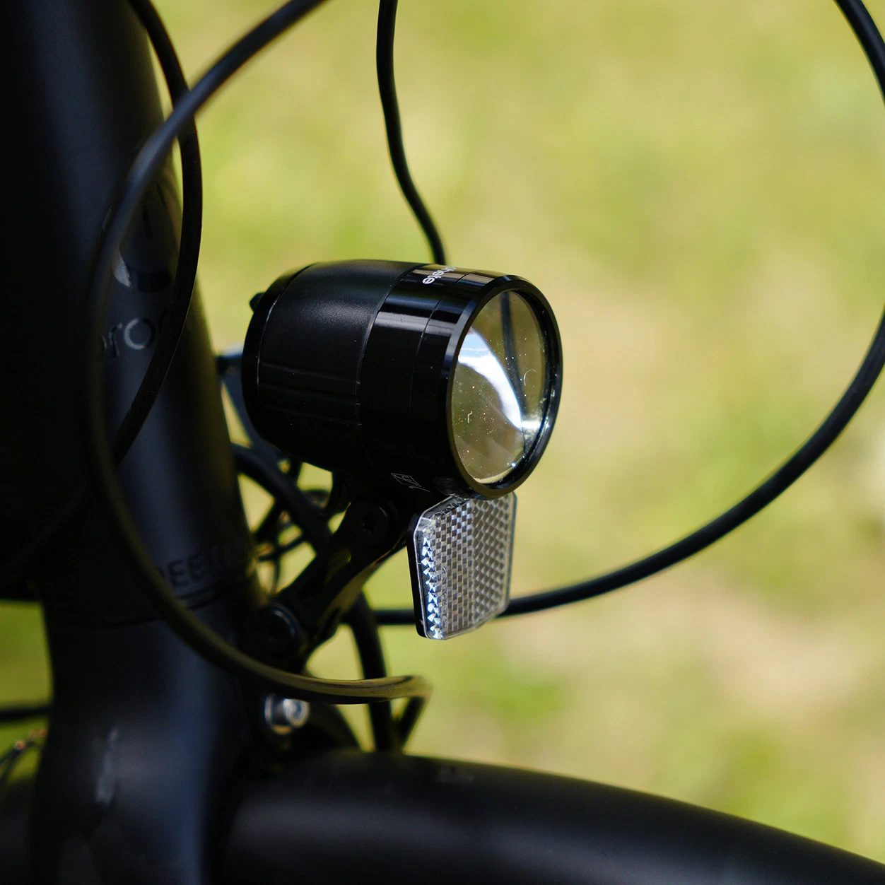 LED Scheinwerfer 100 LUX am Fahrrad im freien - seitliche Ansicht