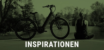 Frau sitzt auf einem Holzsteg am Wasser, links ein E-Bike, im Vordergrund steht der Text ‚Inspirationen‘.