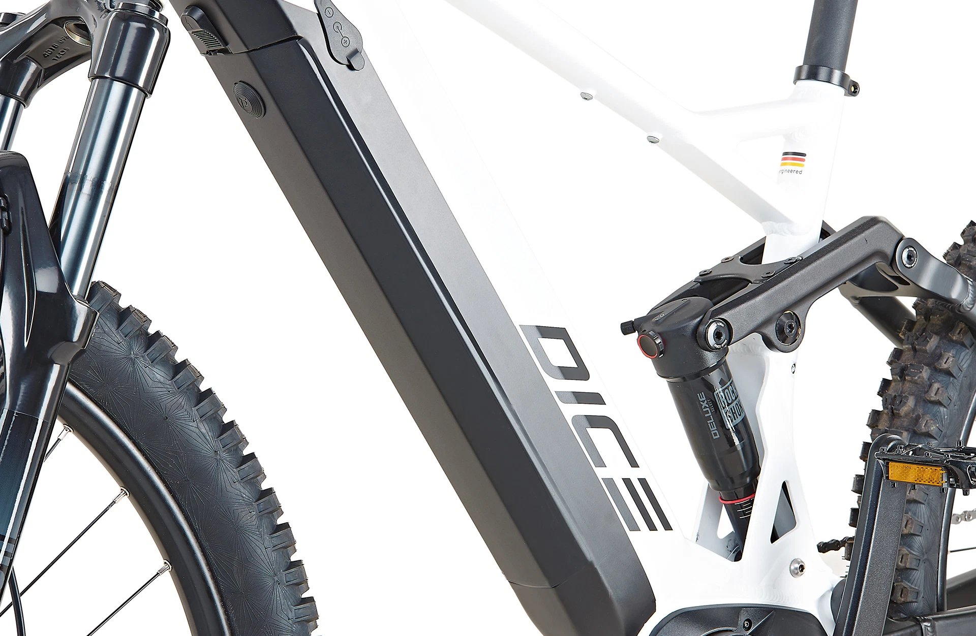 Bildausschnitt vollintegrierter Akku und vollgefederter Rahmen mit Dämpfer vor weißem Hintergrund