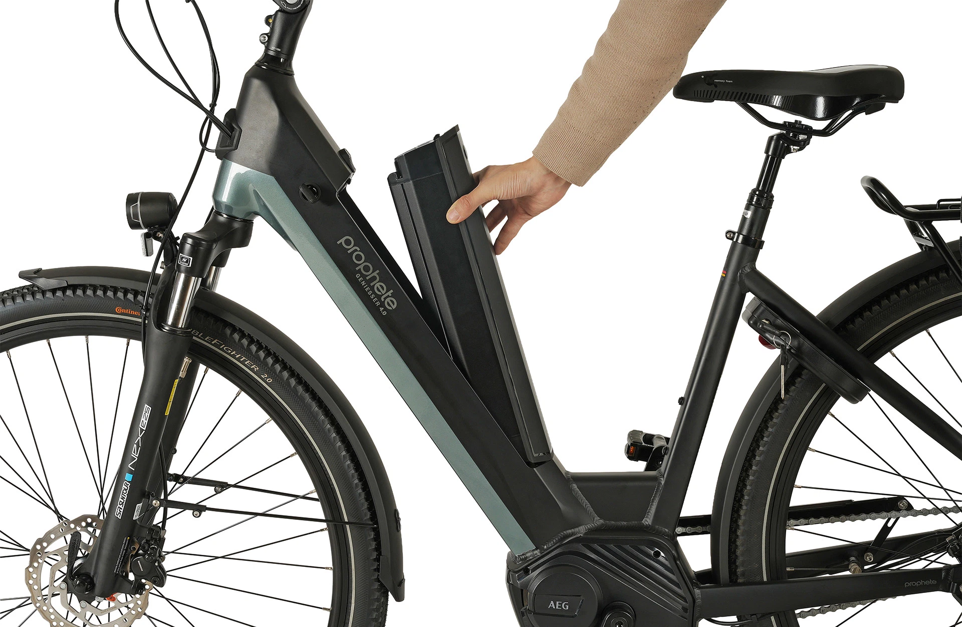 Geniesser 4.0 schwarz/silber City E-Bike - Detailansicht Akkuentnahme auf weißem Grund