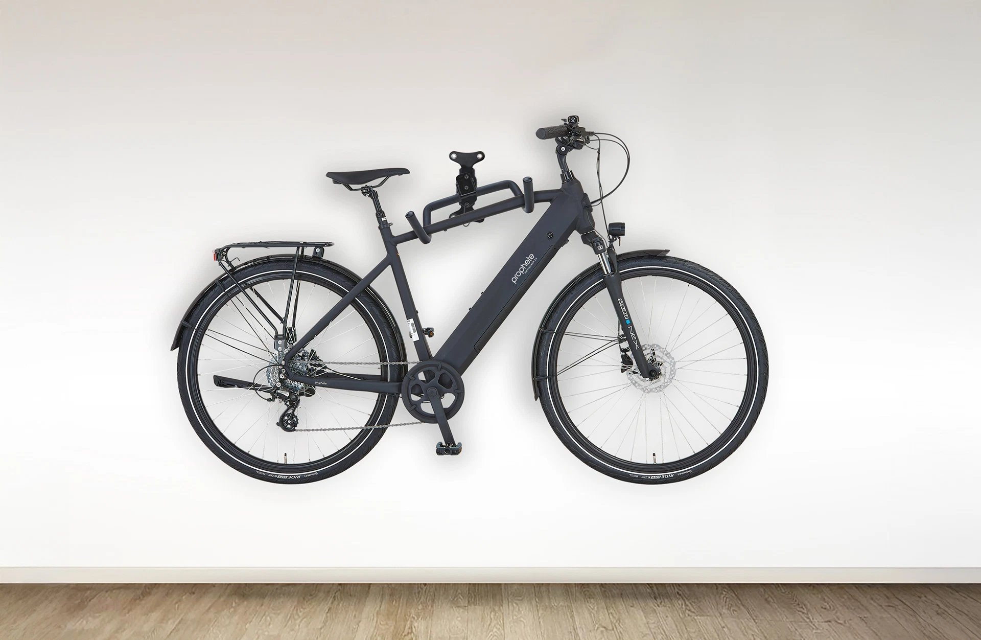 Wandhalterung mit Trekkingbike hängt an weißer Wand  - Frontalansicht