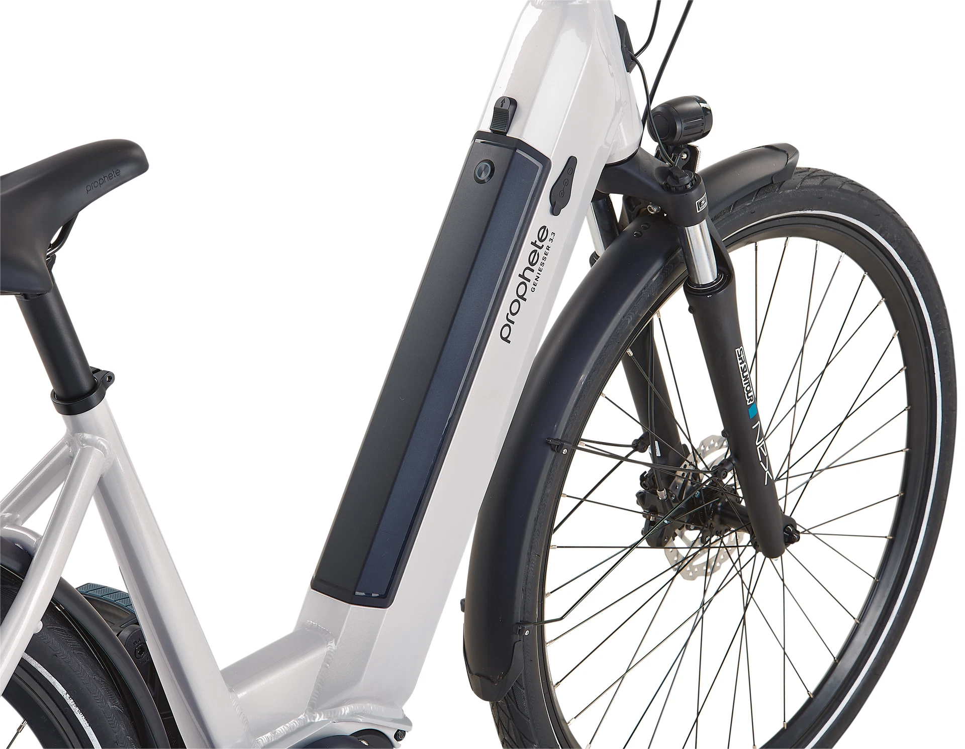 Bildausschnitt Detailansicht vollintegrierter Akku im Unterrohr und E-Bike Rahmen im Anschnitt vor weißem Hintergrund
