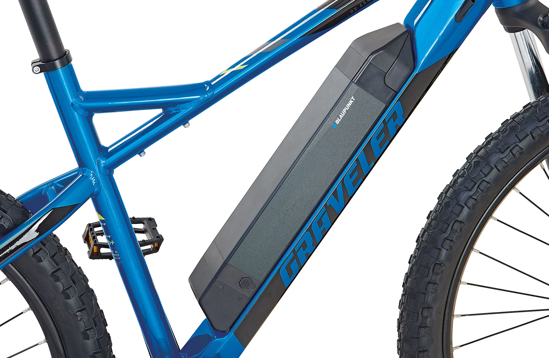 Bildausschnitt Detailansicht Akku am Unterrohr von Graveler Hardtail E-MTB vor weißem Hintergrund