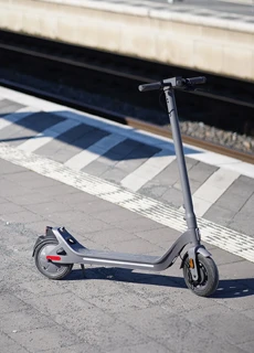 E-Scooter Two in Grau auf Bahnsteig