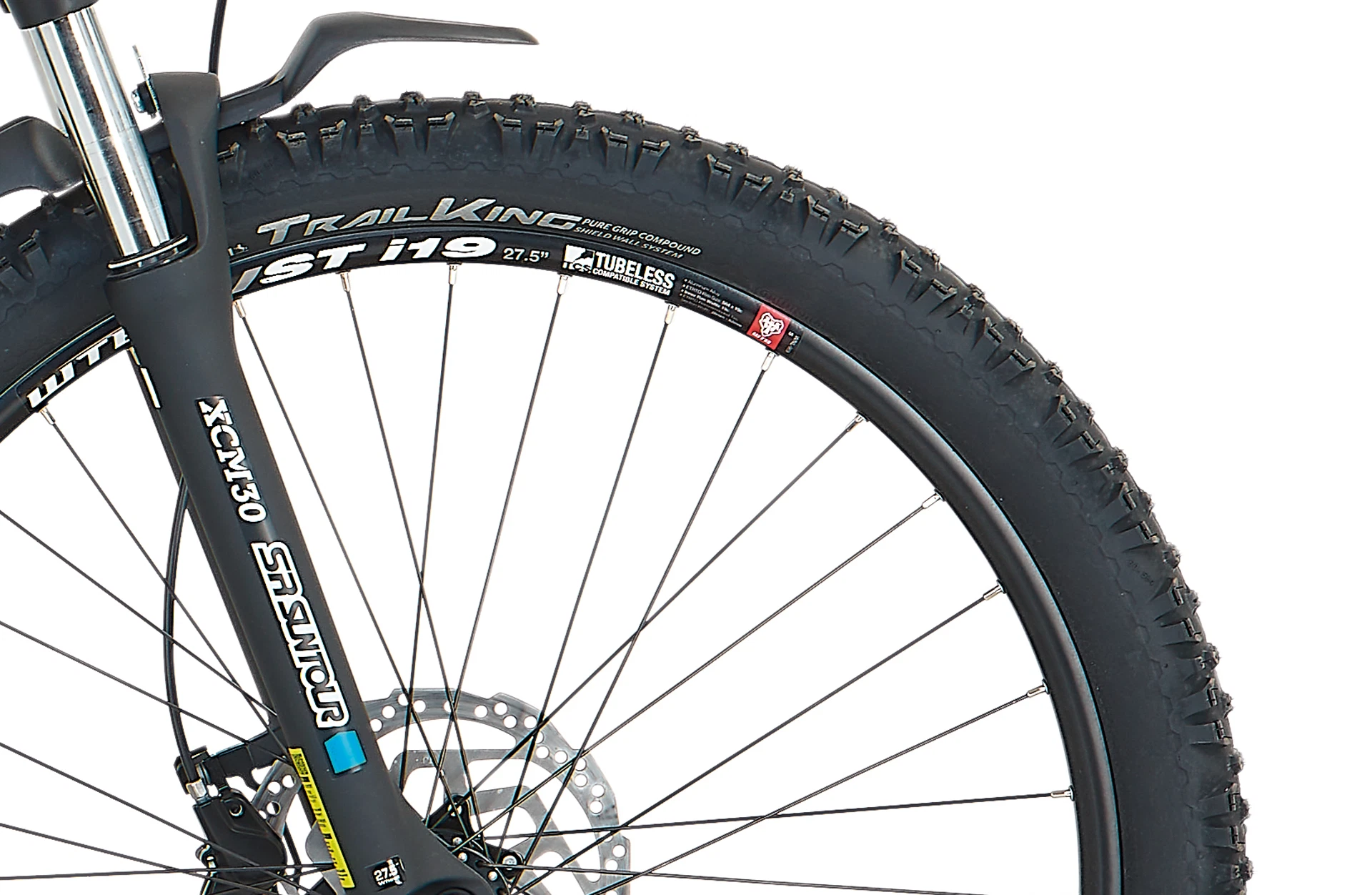 Bildausschnitt Detailansicht Scheibenbremse am Vorderrad vor weißem Hintergrund