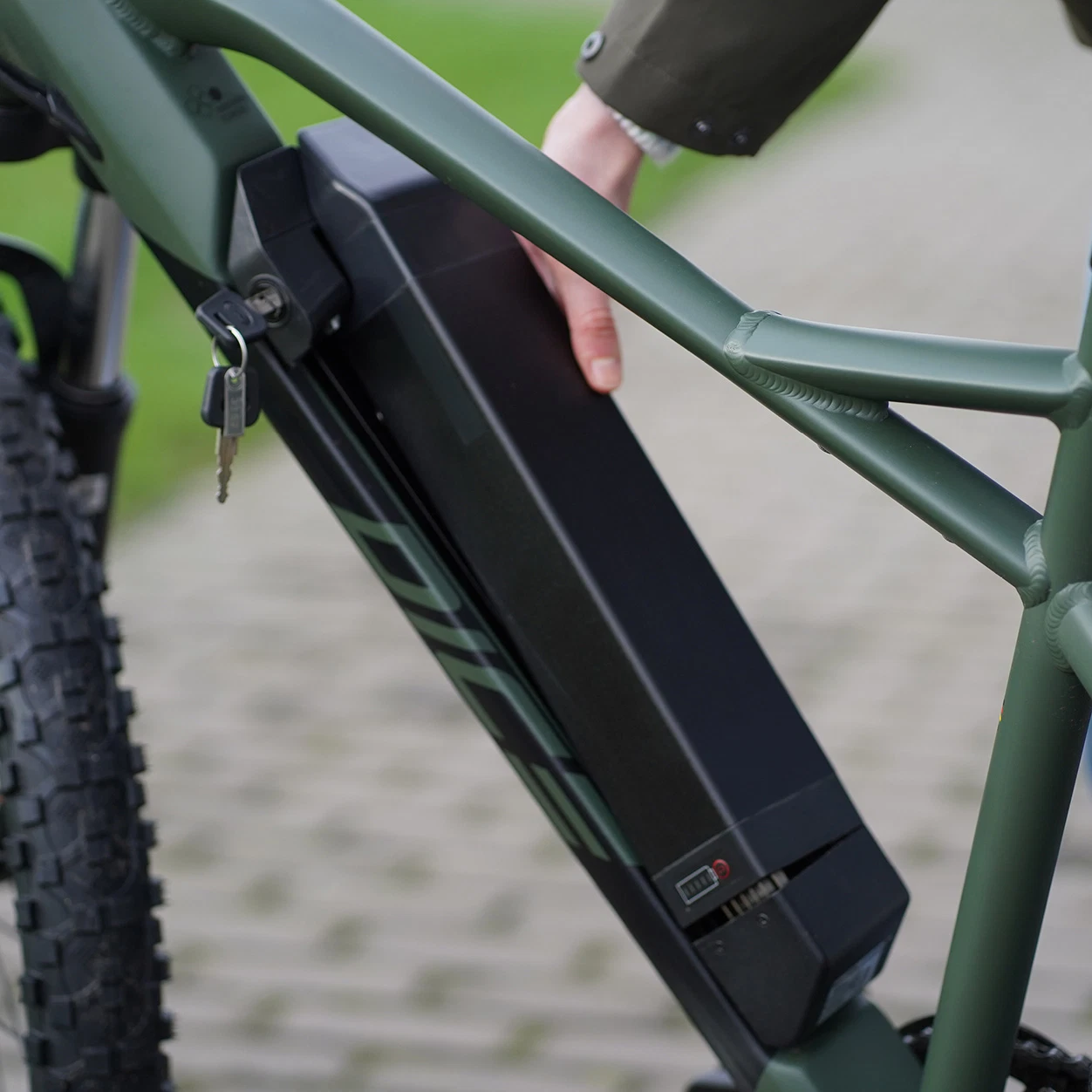Downtube Akku semi- integriert Anwendung am Bike im freien