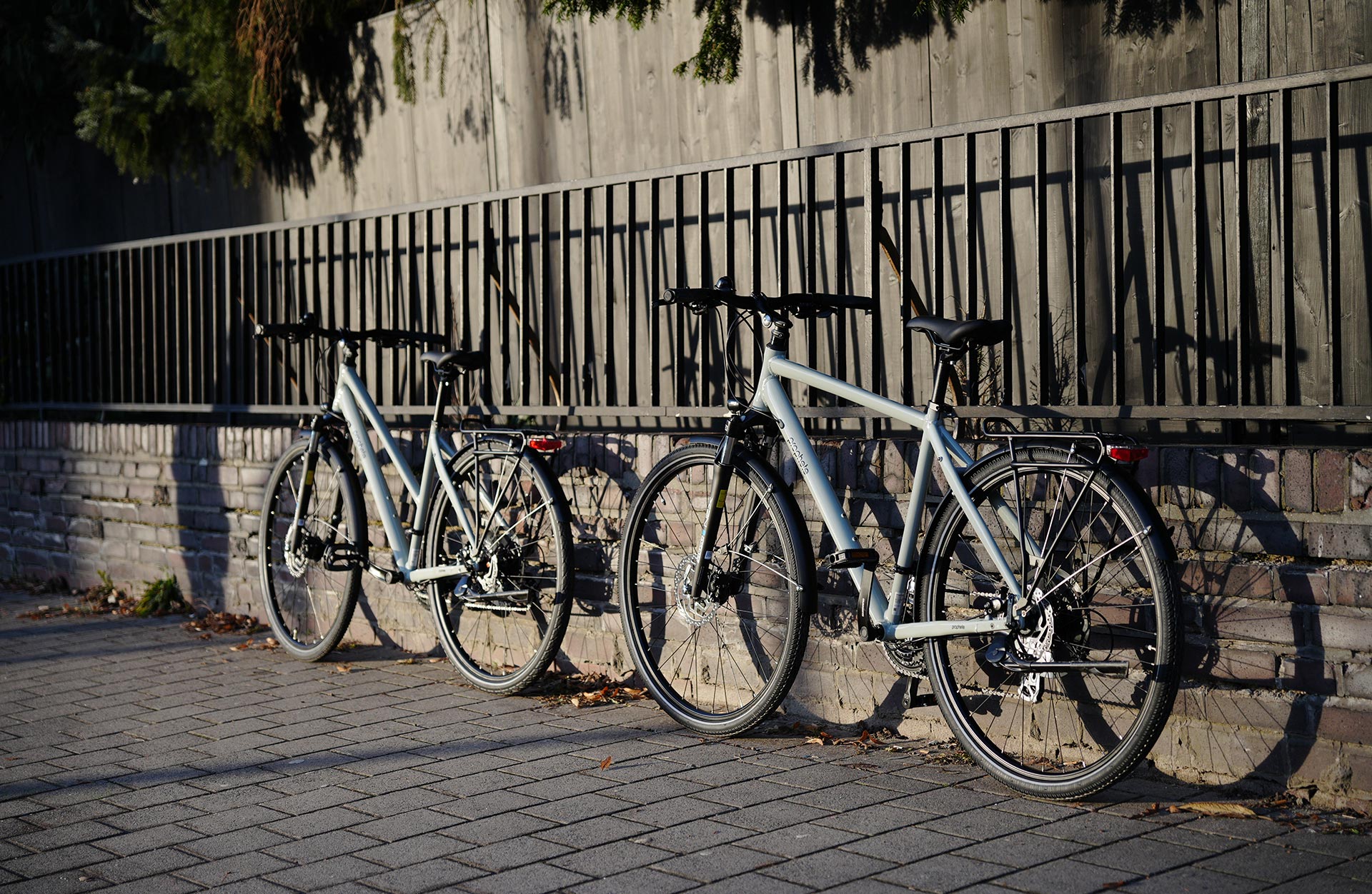 Entdecker 500 Trekking Bike - Ansicht vor einer Mauer im Freien
