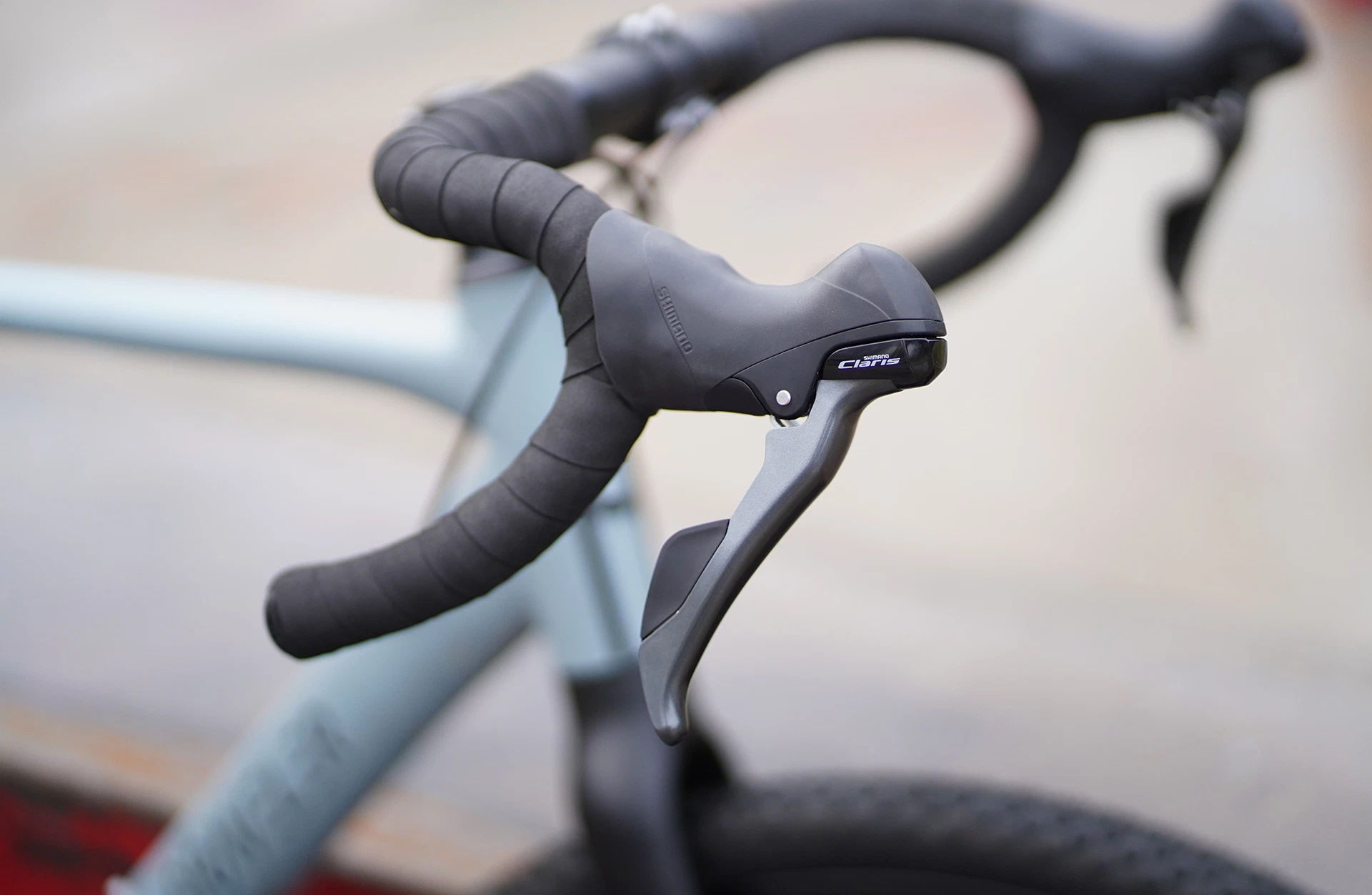 Bildausschnitt Detailansicht LEnker von der Seite mit Claris Bremshebeln von Shimano vor unscharfem Hintergrund