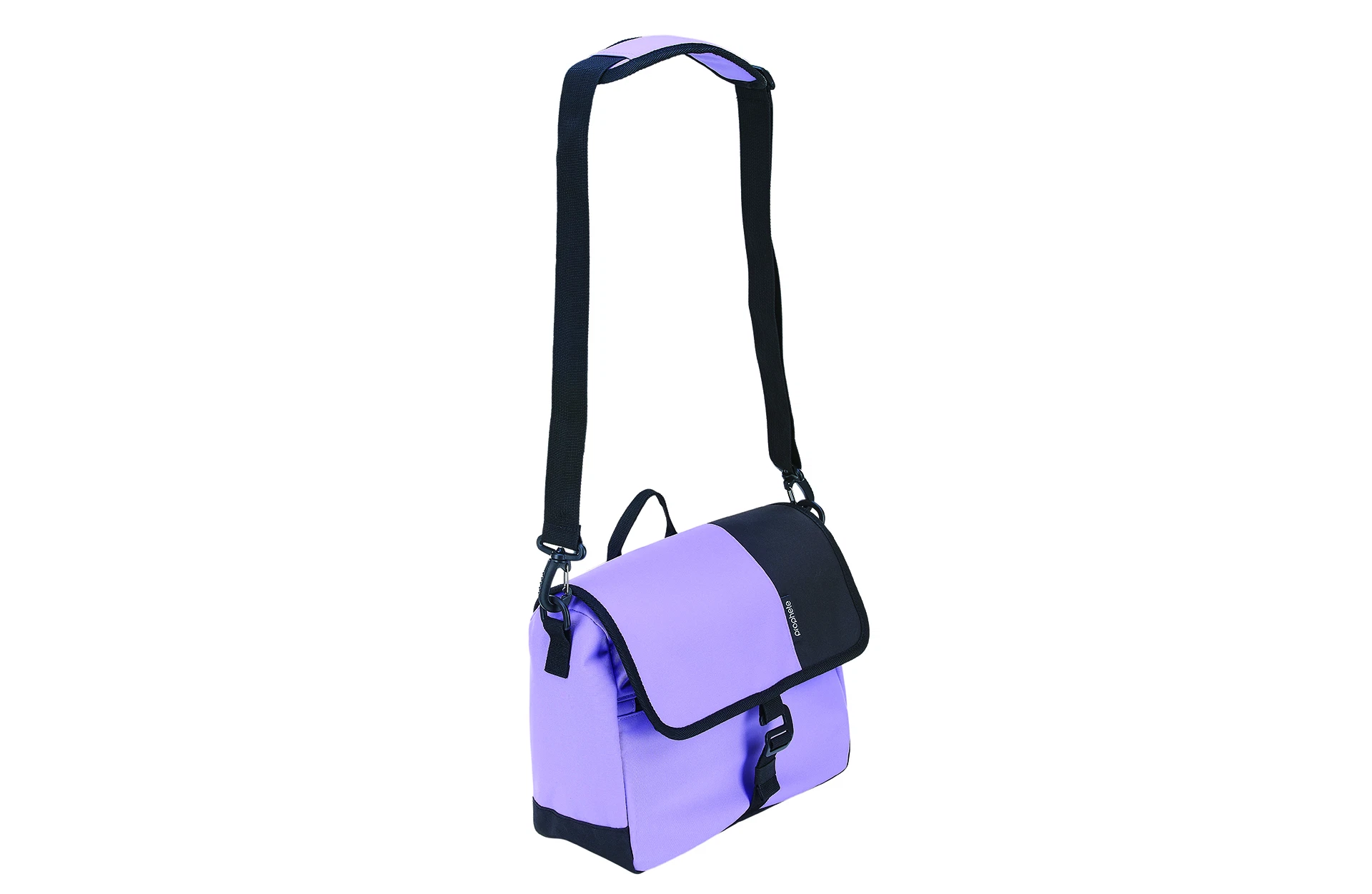 Vollansicht lila Seitenpacktasche mit Trageriemen diagonal fotografiert vor weißem Hintergrund