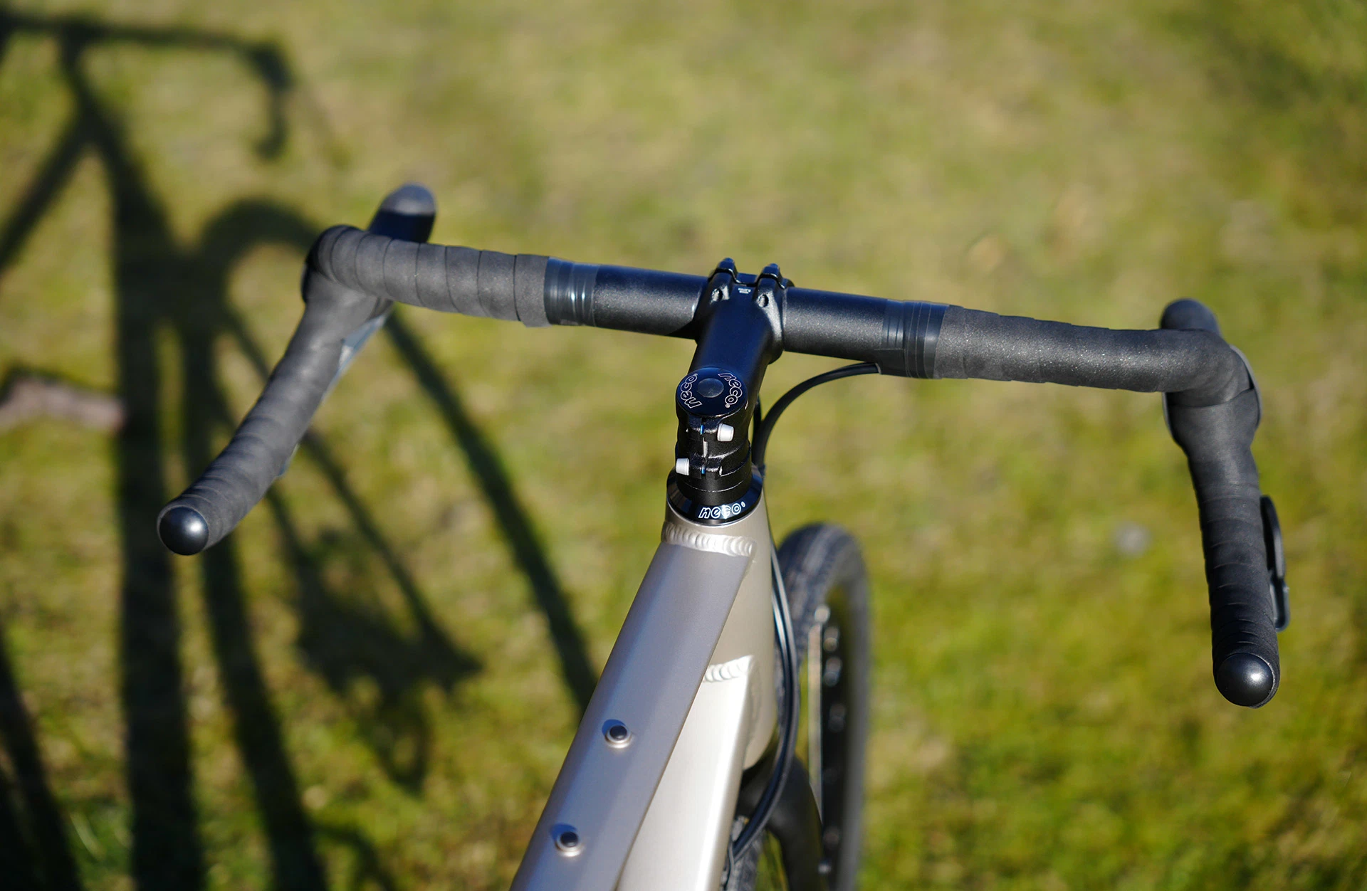 Graveler Gravel Bike - Detailansicht Lenker im Freien