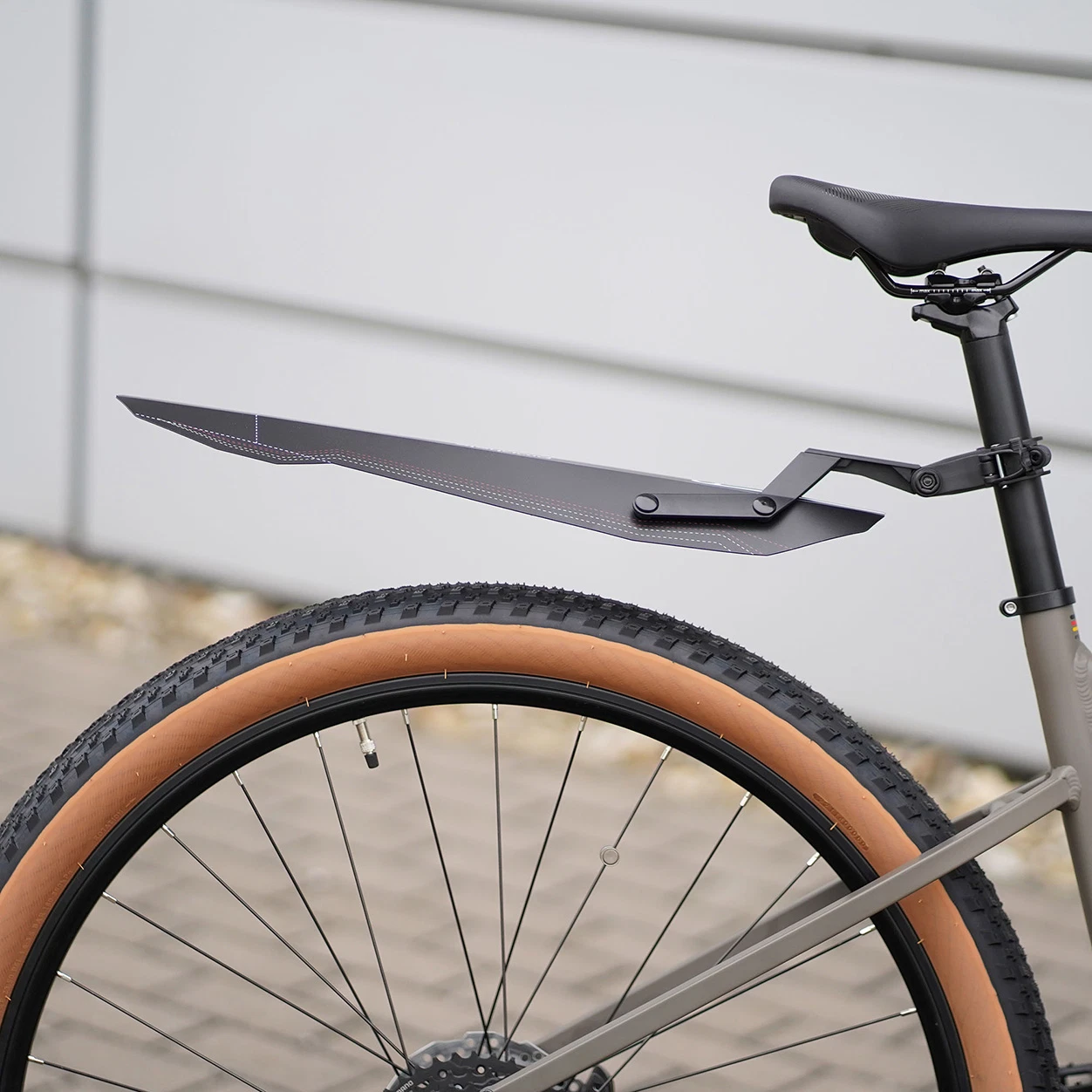 Steckschutzblech hinten montiert an Fahrrad im Freien