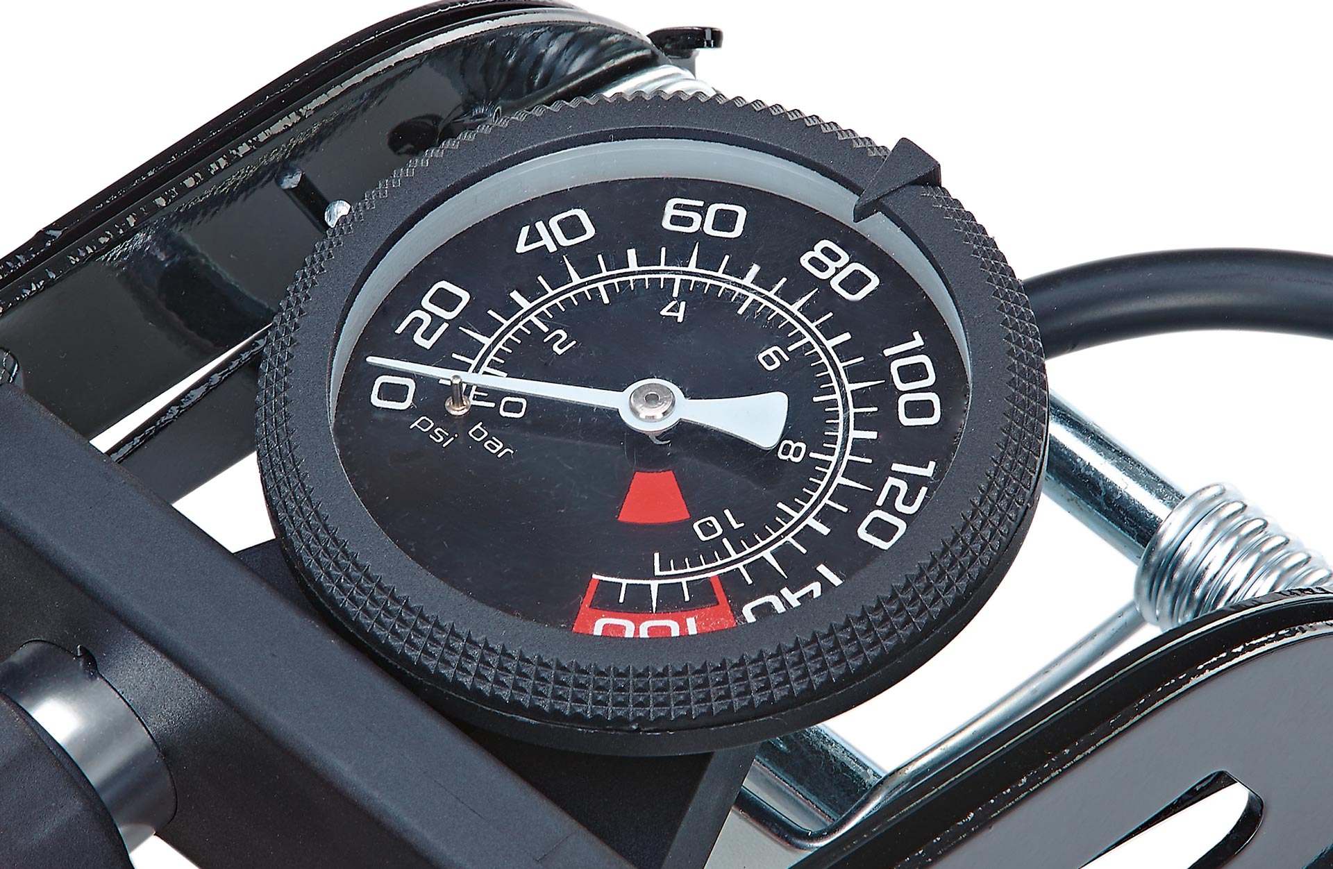 Fusspumpe mit Manometer - Detailansicht auf weißem Grund