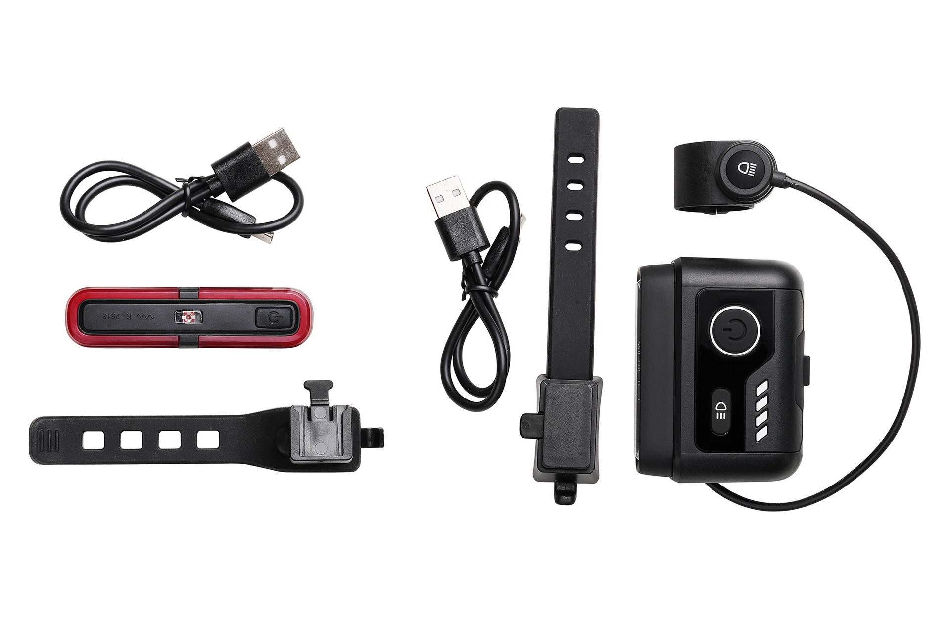 Vollansicht Lieferumfang aufgereiht mit Scheinwerfer, Rücklicht, zwei USB-C Ladekabeln und Halterungen vor weißem Hintergrund