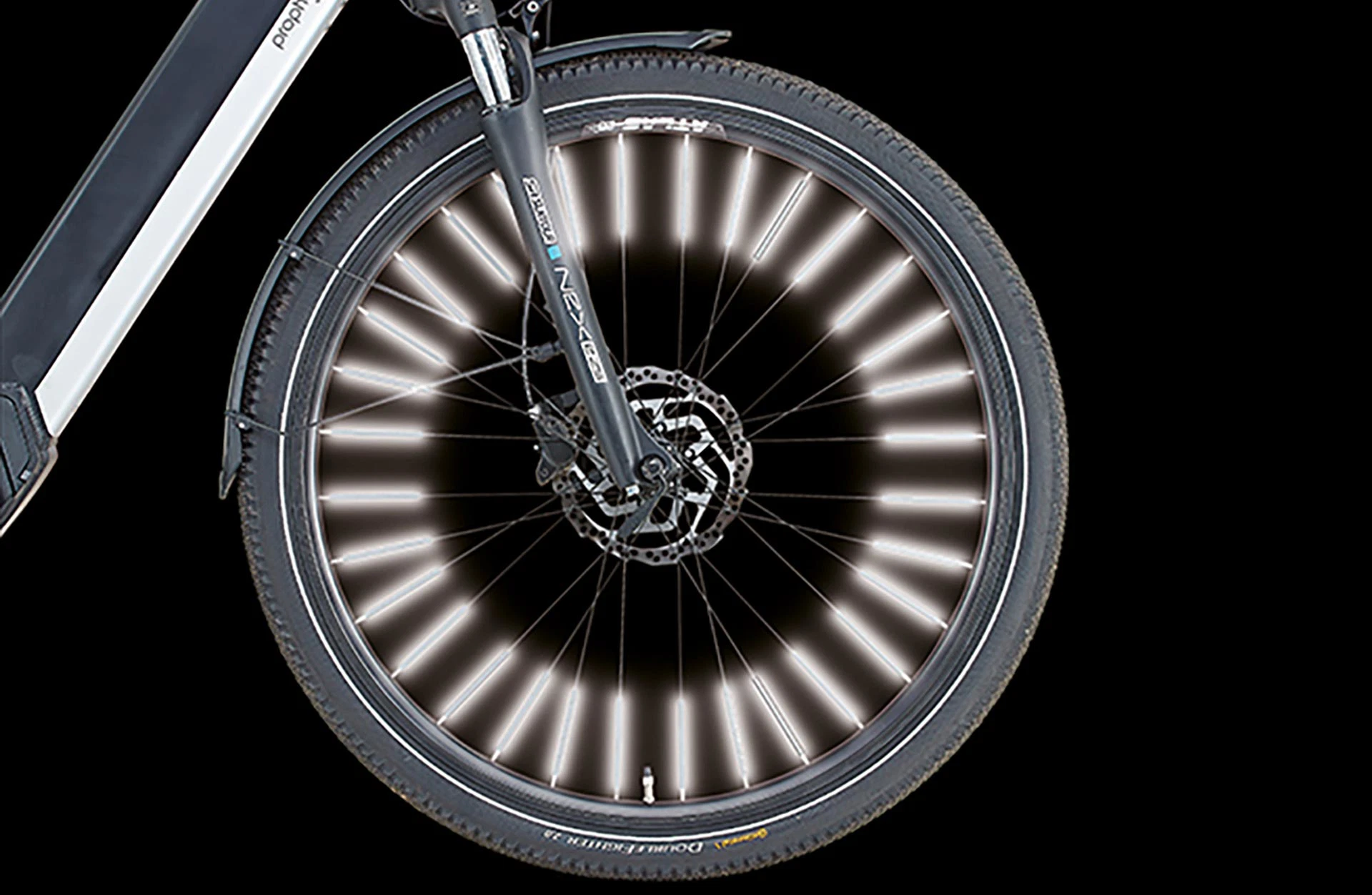 Speichenstäbchen reflektierend  montiert an Fahrradvorderrad - seitliche Ansicht auf schwarzem Grund
