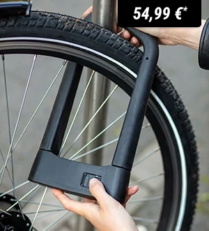 Frau öffnet ein Bügelschloss mit Fingerabdrucksensor.