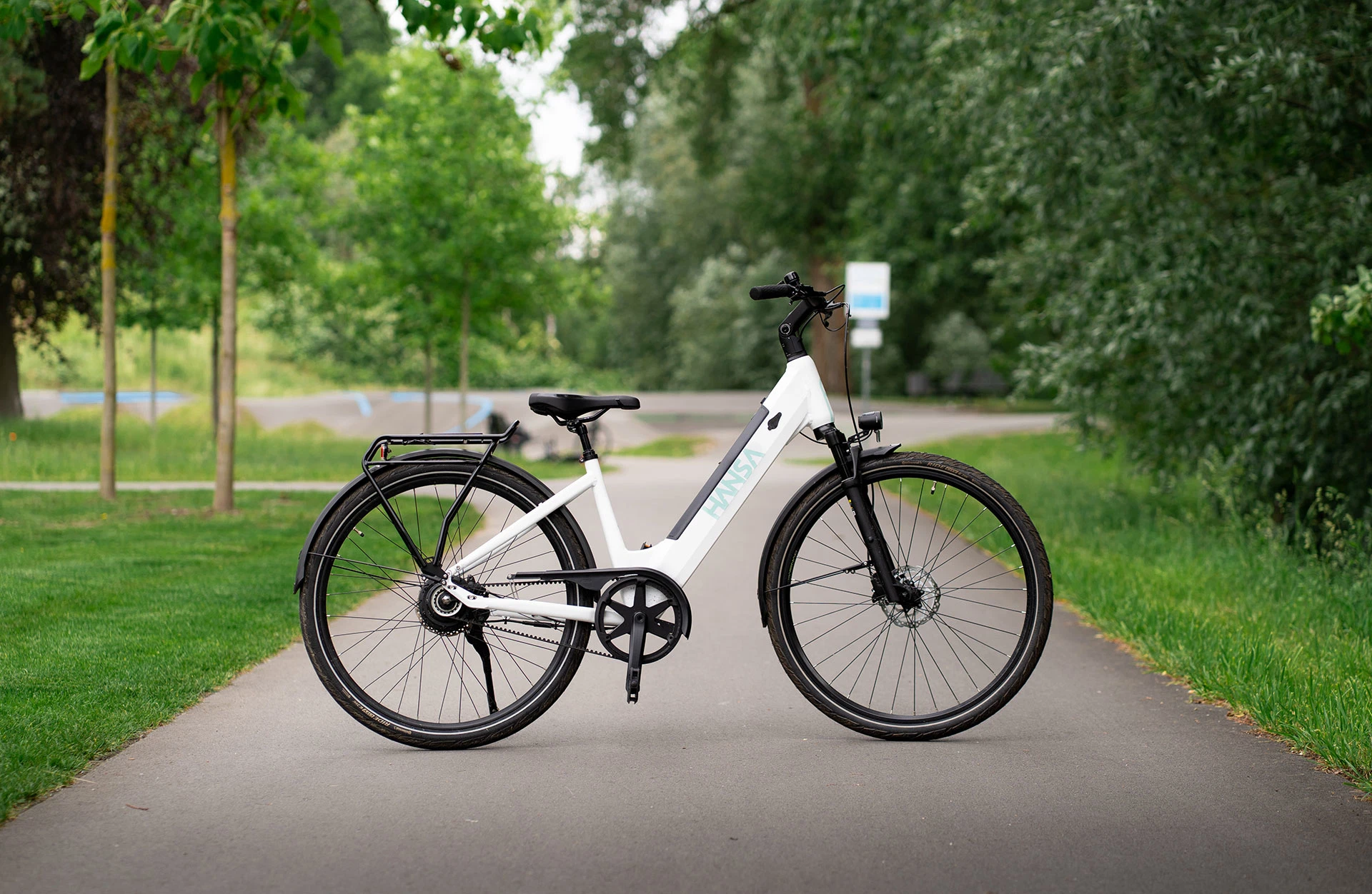 E-Bike Hansa wolkenweiß - seitliche Ansicht auf Radweg