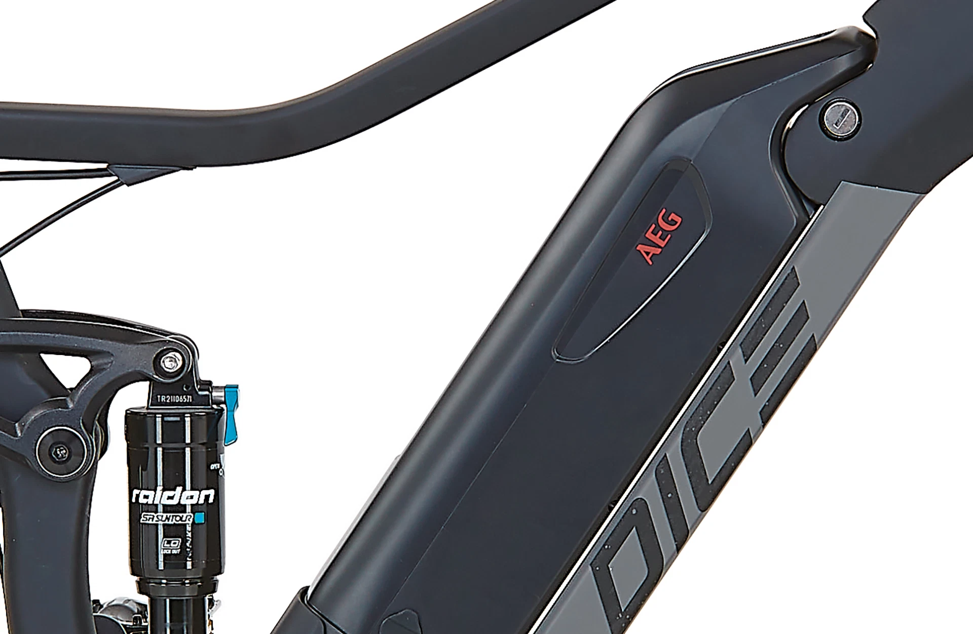 Bildausschnitt Detailansicht semiintegrierter AEG Akku am Unterrohr mit Dämpfer im Anschnitt vor weißem Hintergrund