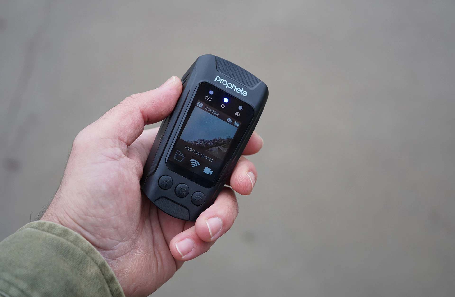 Dashcam schwarz Display an in einer Hand - Ansicht von oben