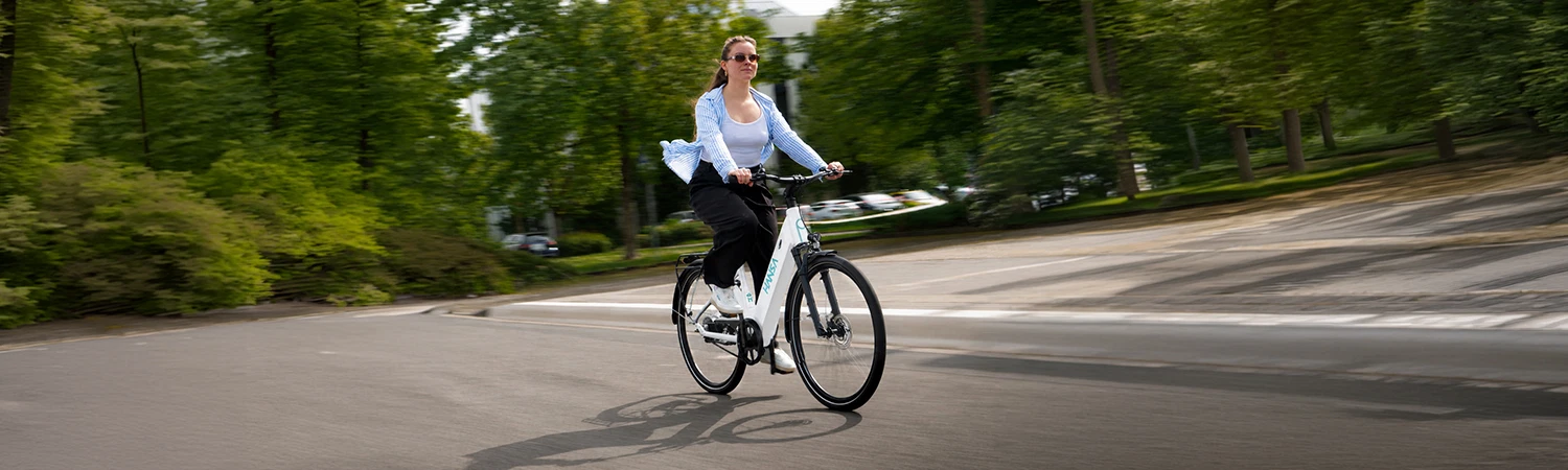 E-Bike Hansa wolkenweiß - Person bei der Fahrt