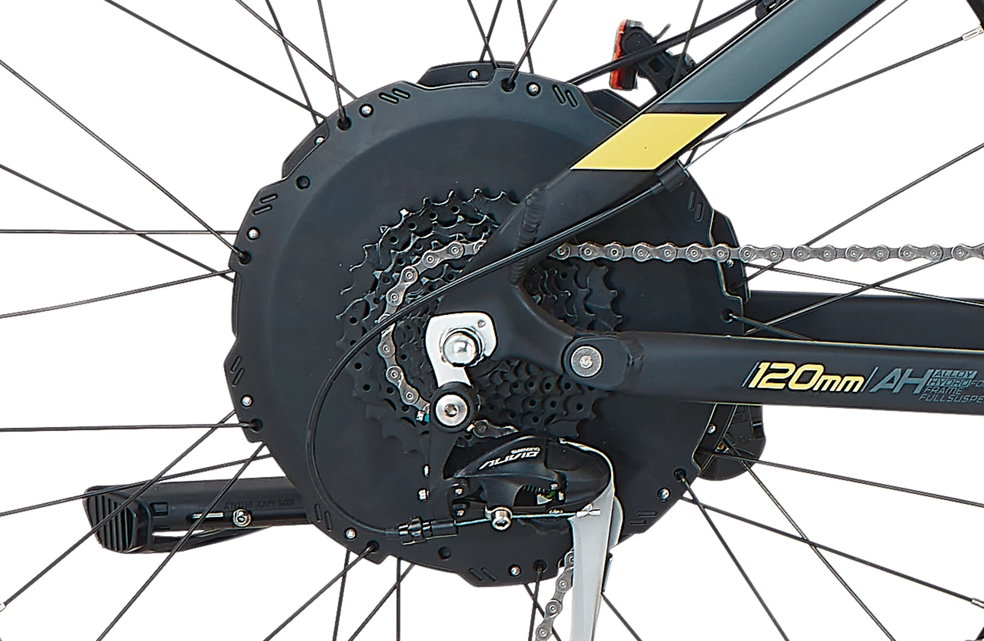 Bildausschnitt Detailansicht Heckmotor mit Shimano Schaltwerk am Hinterrad vor weißem Hintergrund