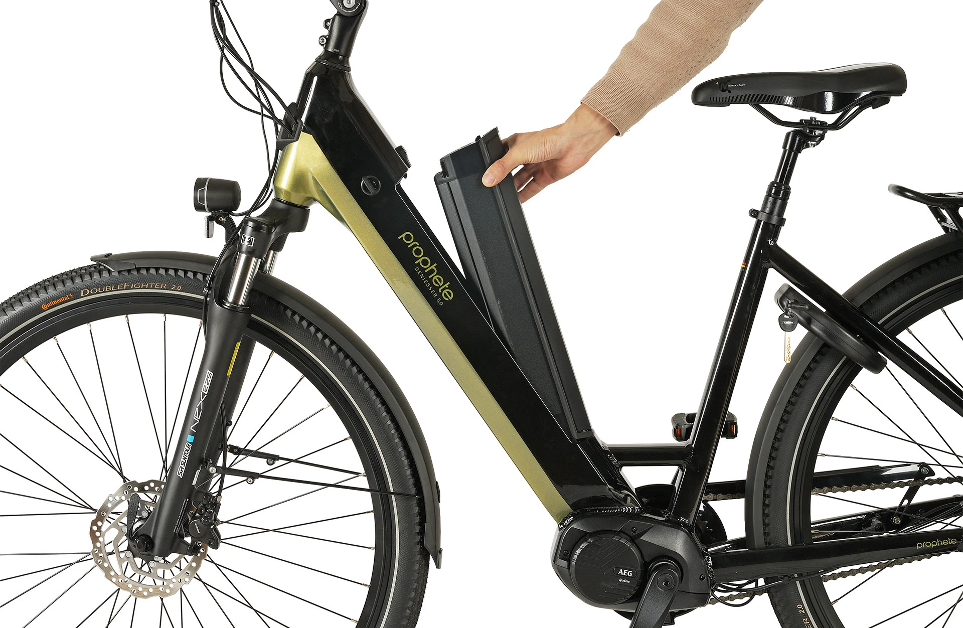 Geniesser 6.0 schwarz/grün City E-Bike - Detailansicht Akkuentnahme auf weißem Grund