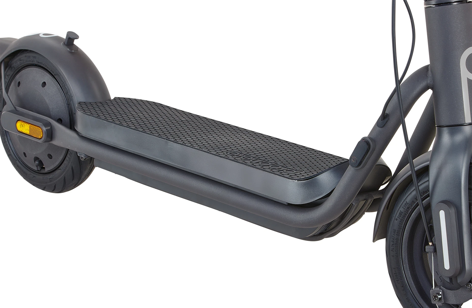 Bildausschnitt Trittbrett mit integriertem Akku im Unterboden, sowie Vorder- und Hinterrad im Anschnitt vor weißem Hintergrund