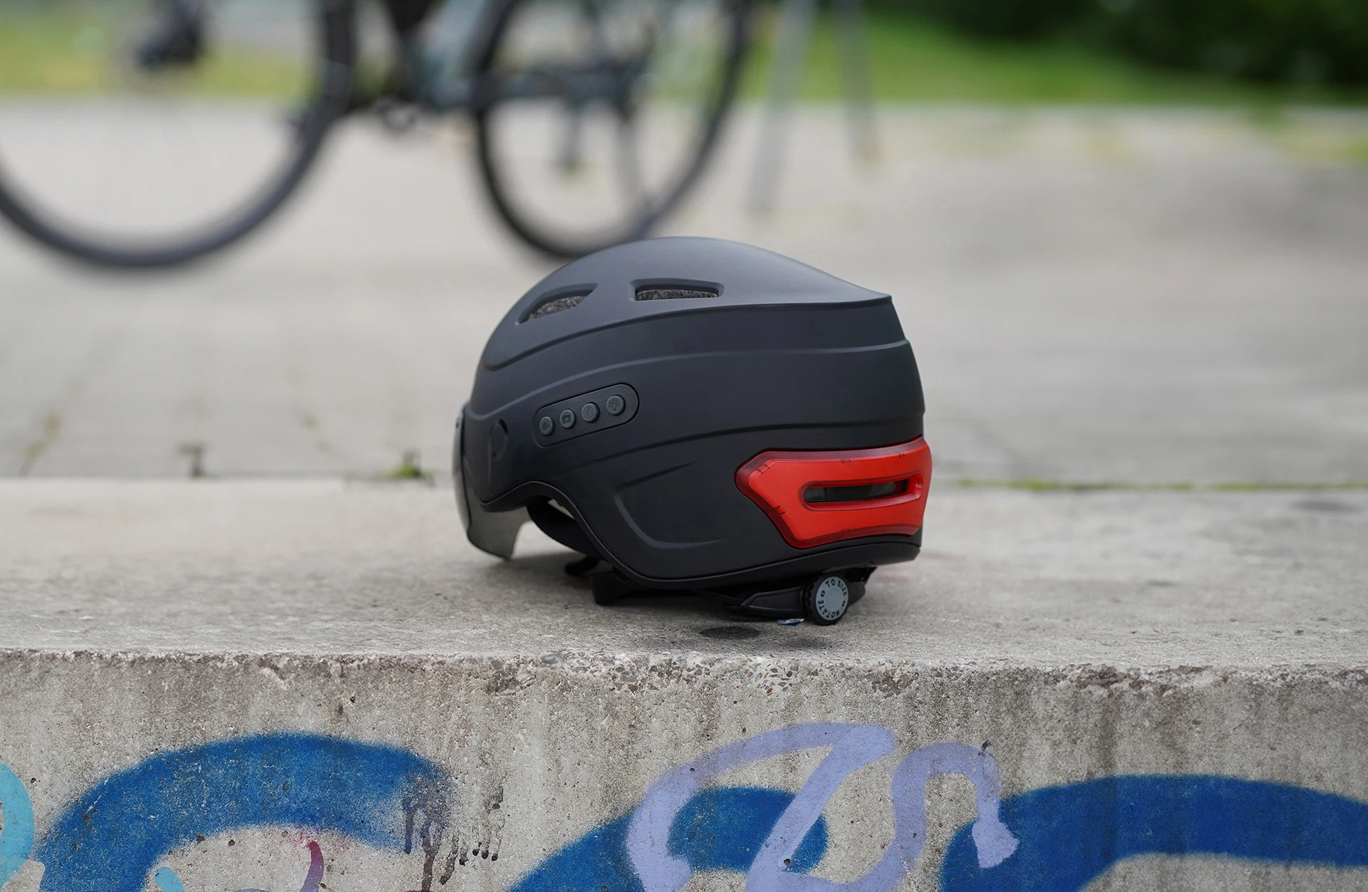 Smarthelm liegt auf Beton - seitliche Ansicht