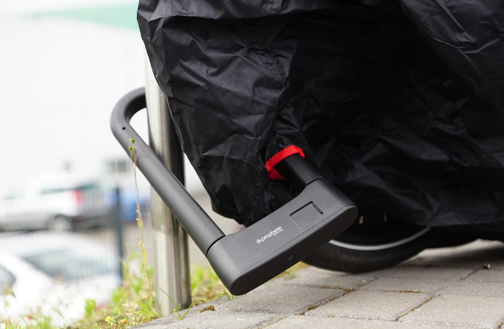 Faltgarage über Fahrrad mit Bügelschloss an Stange angeschlossen - Detailansicht